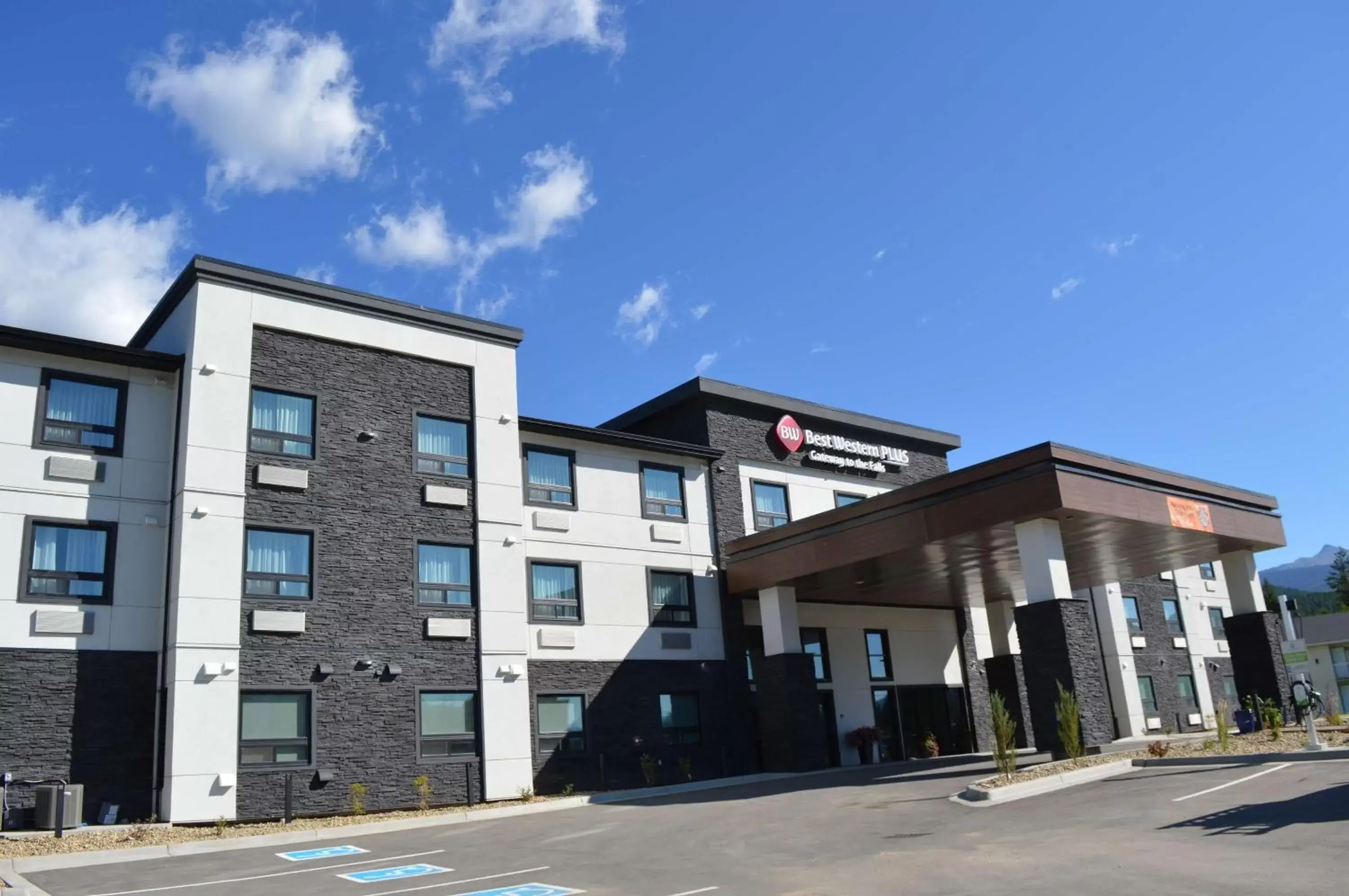 Property Building in Best Western Plus Gateway to the Falls