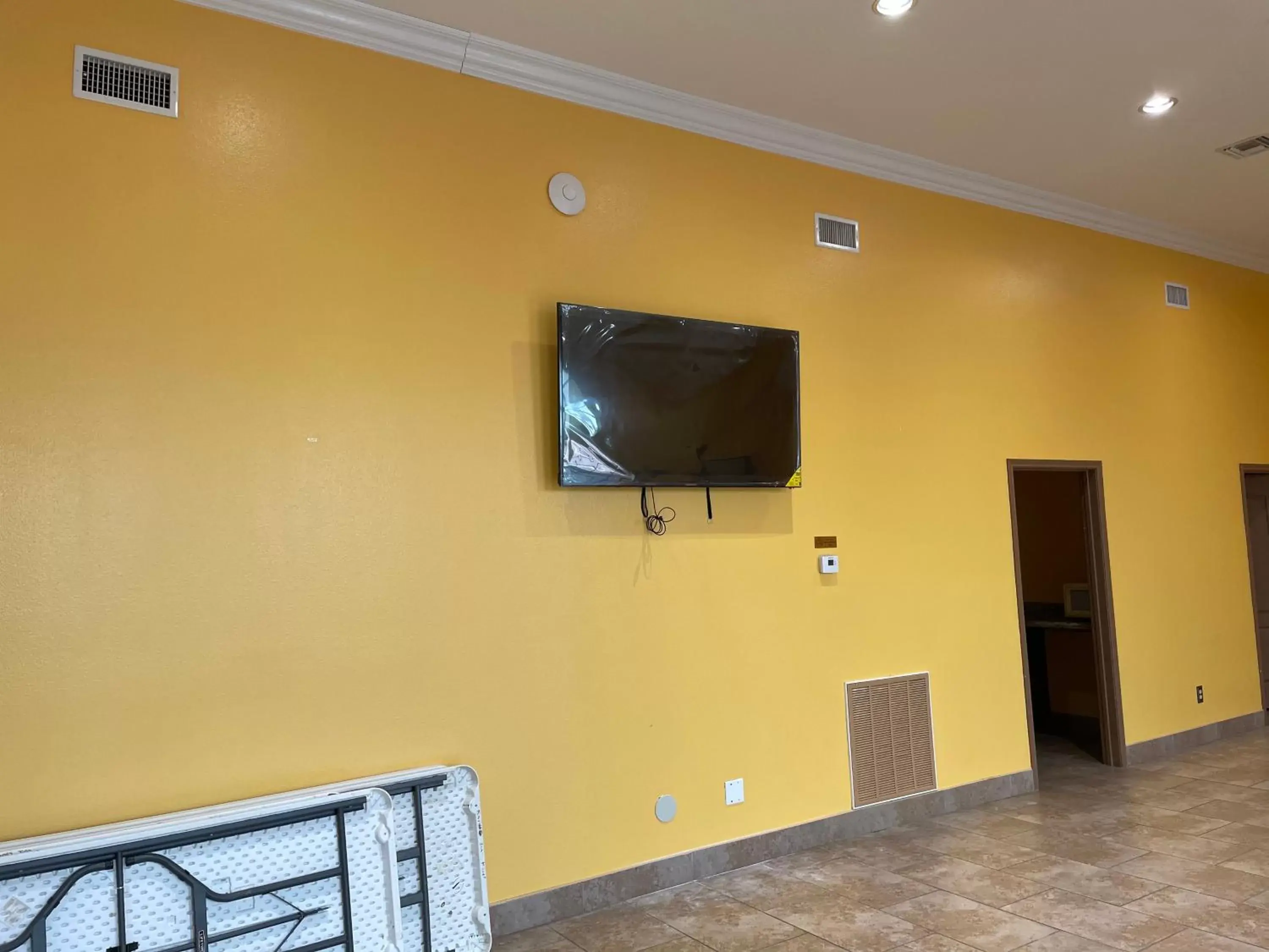 Communal lounge/ TV room, TV/Entertainment Center in Los Fresnos Inn and Suites