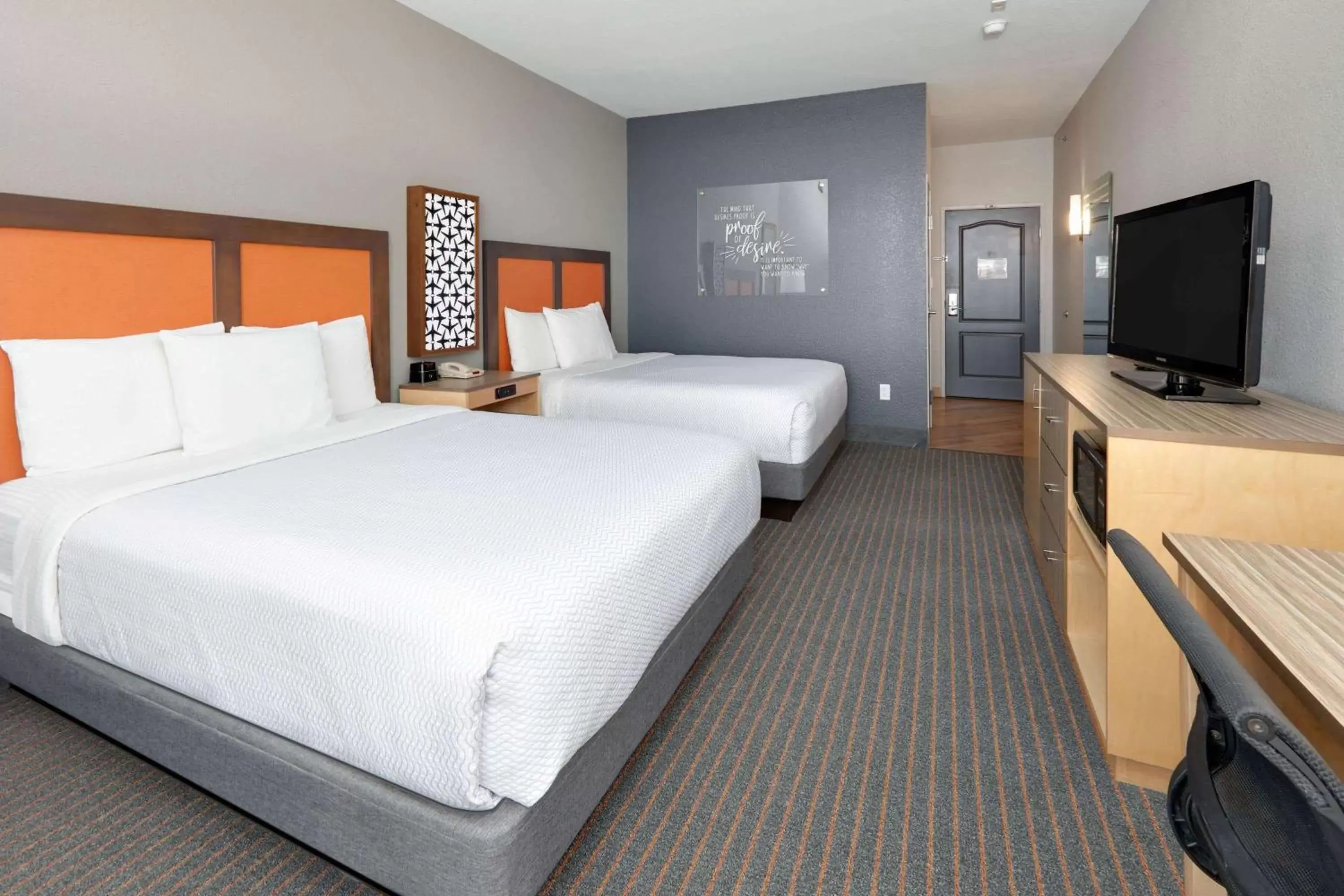 Photo of the whole room, Bed in La Quinta by Wyndham Dallas Love Field