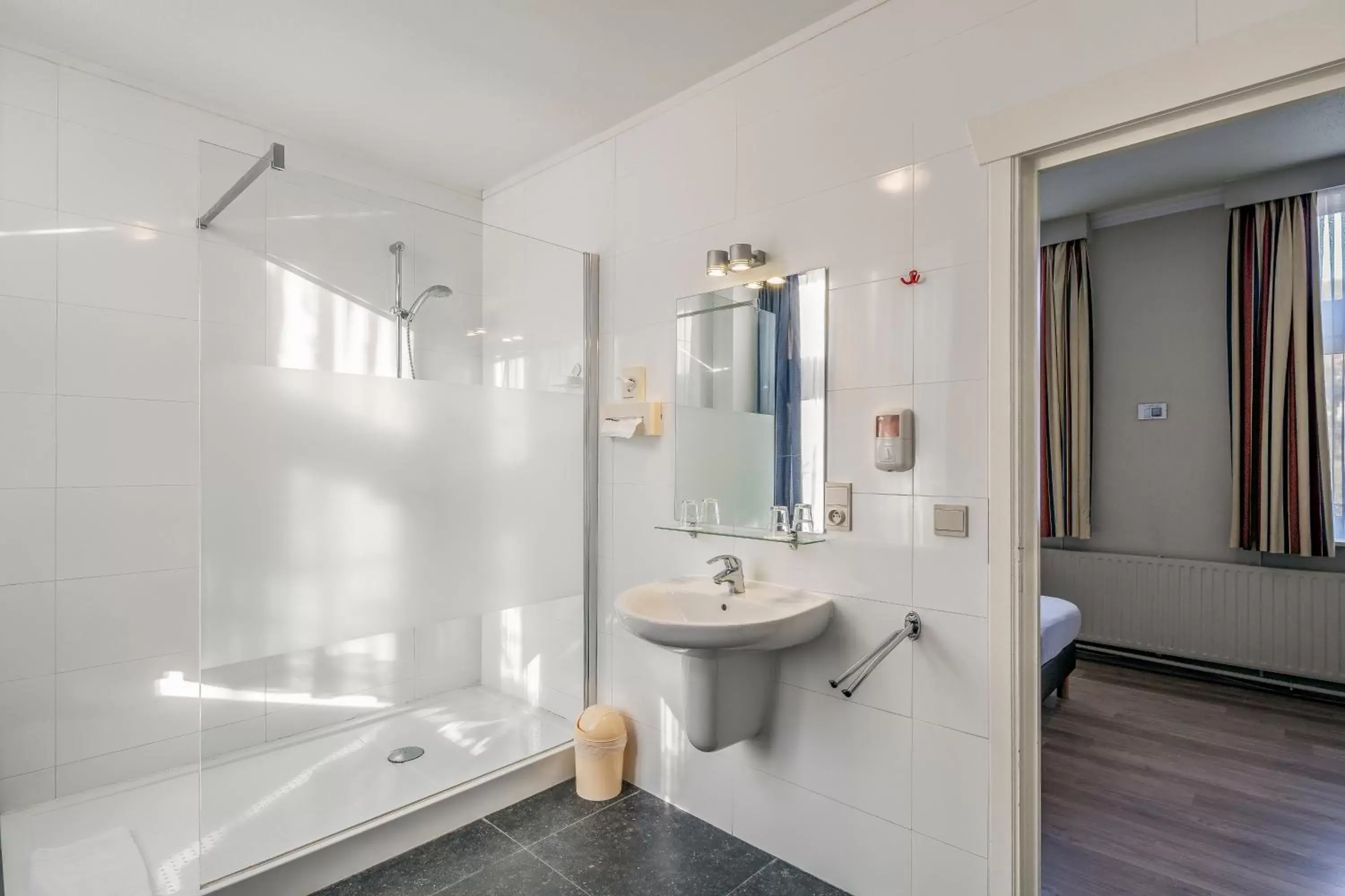 Shower, Bathroom in New Hotel de Lives