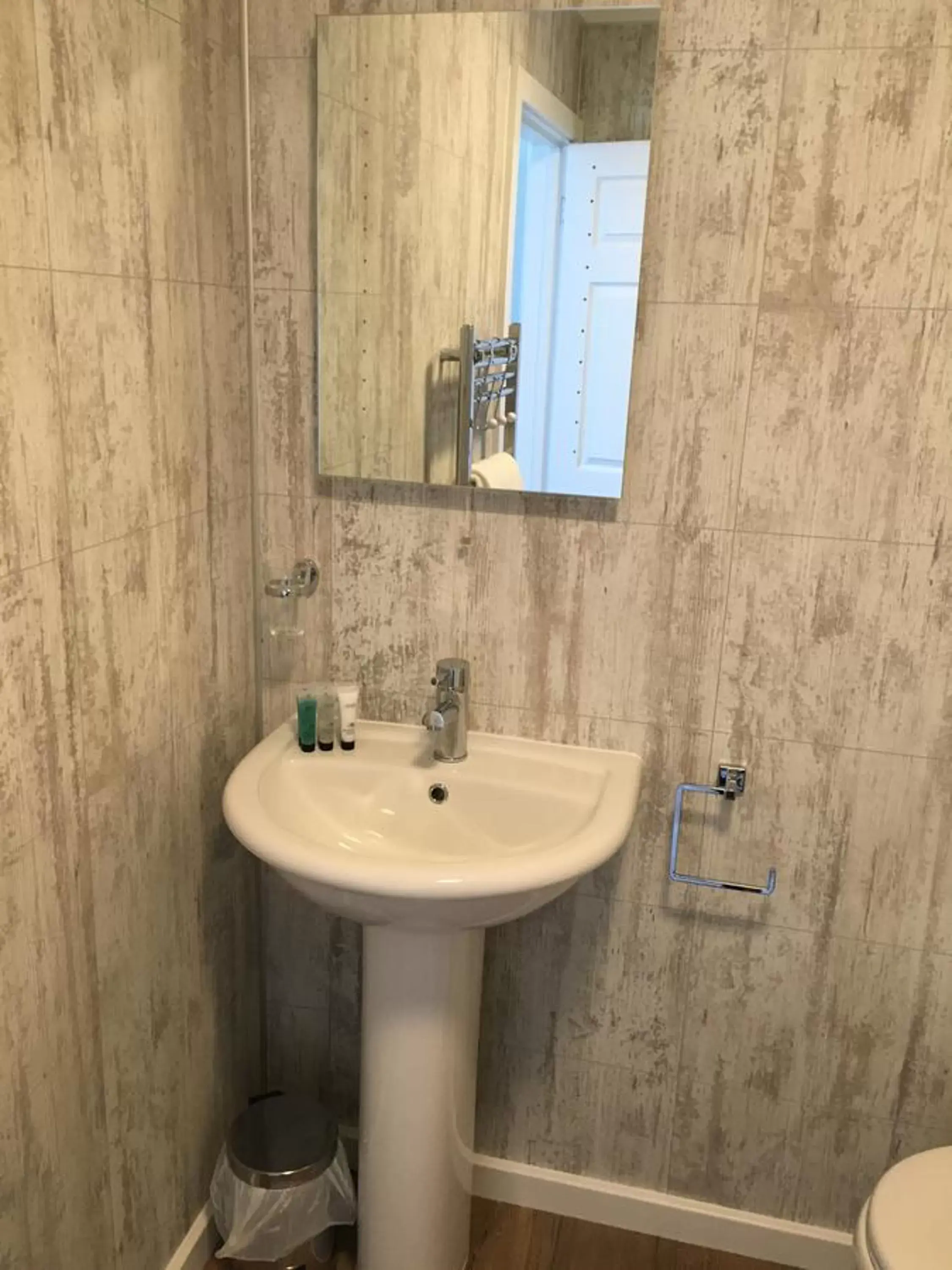Bathroom in Highgate Inn Hotel