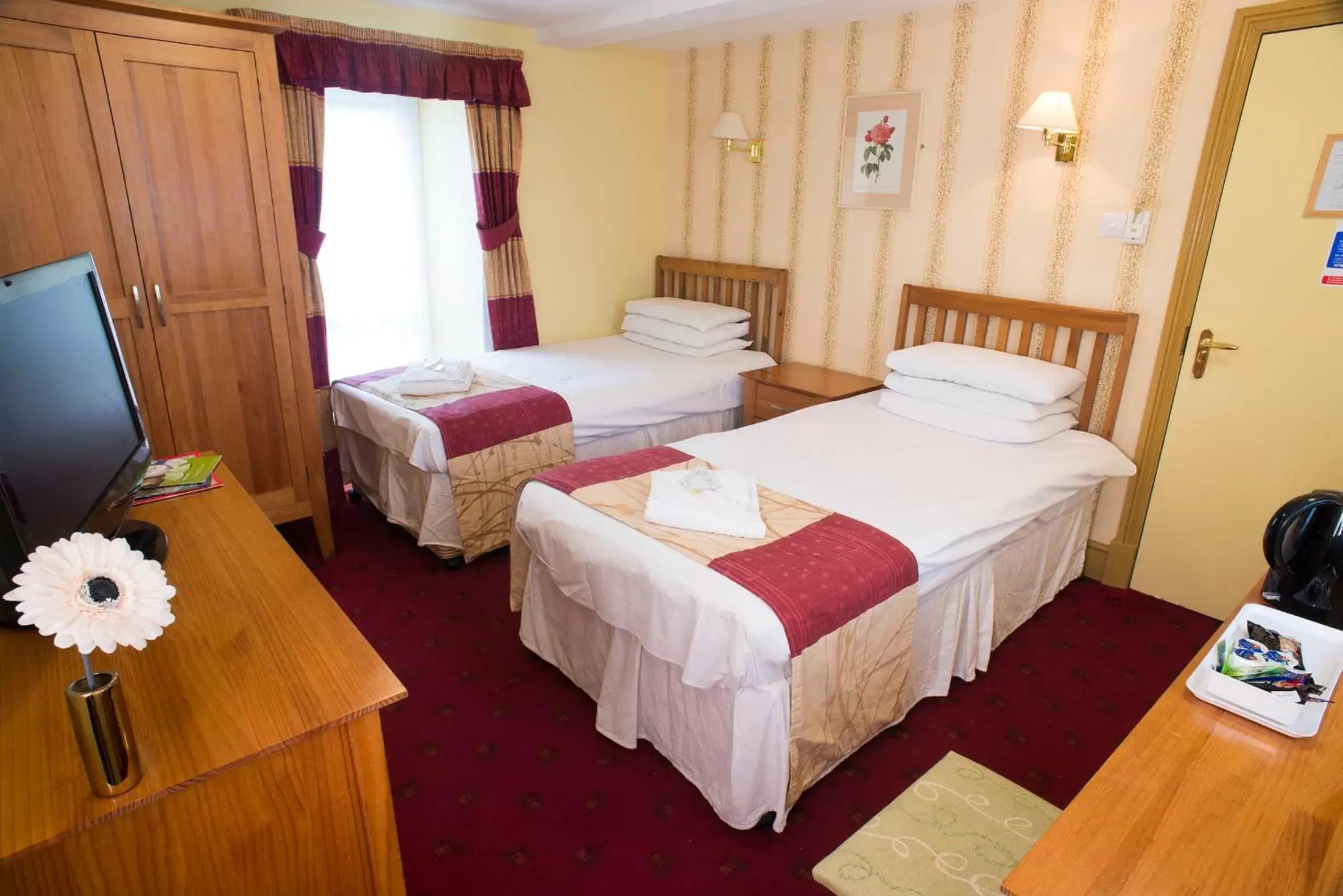 Bedroom, Bed in The Highwayman Inn