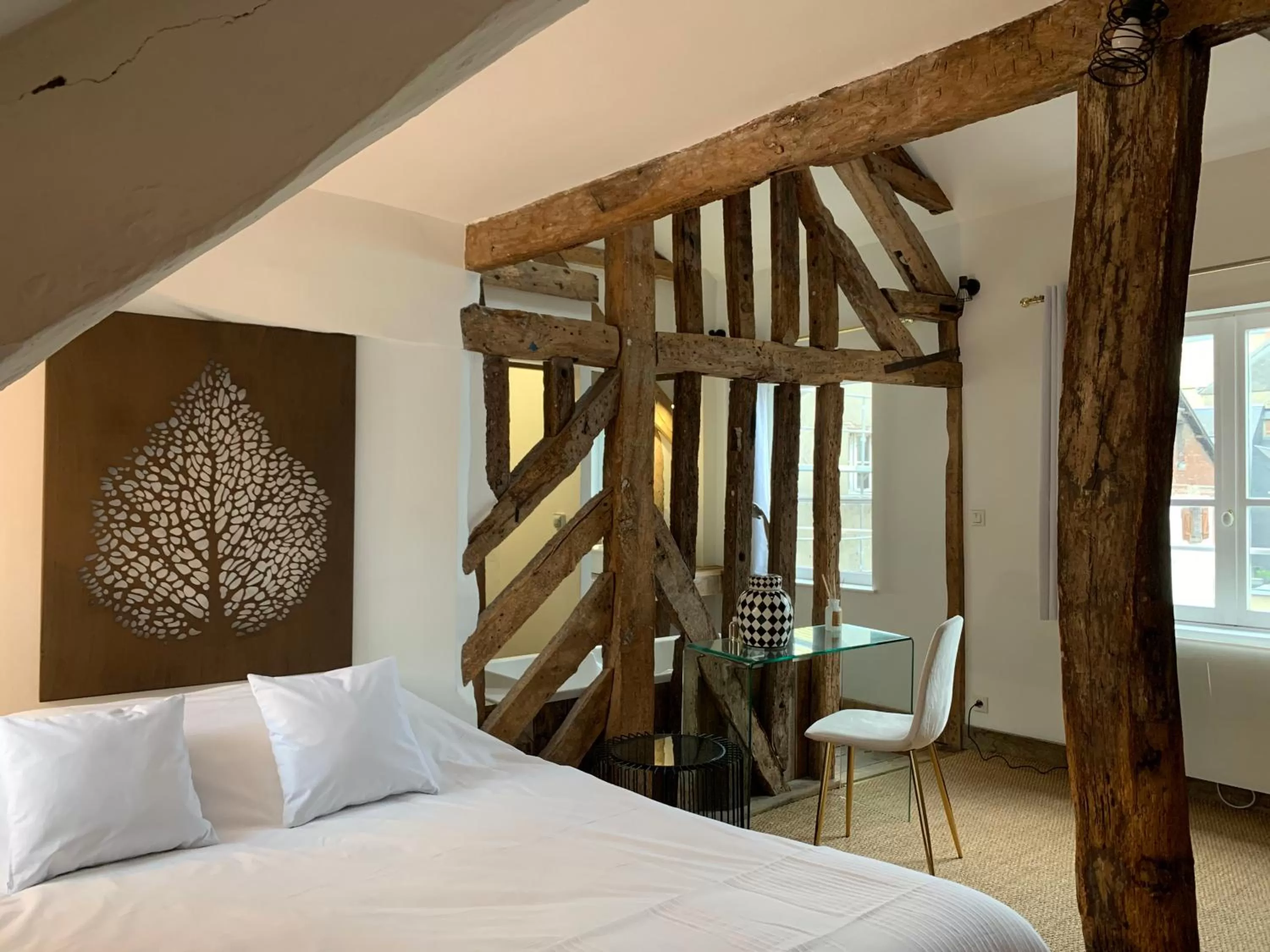 Photo of the whole room, Bed in L'Ecole des Demoiselles