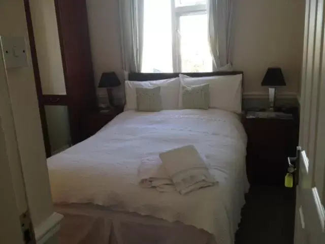 Bed in Alma Lodge Guest House