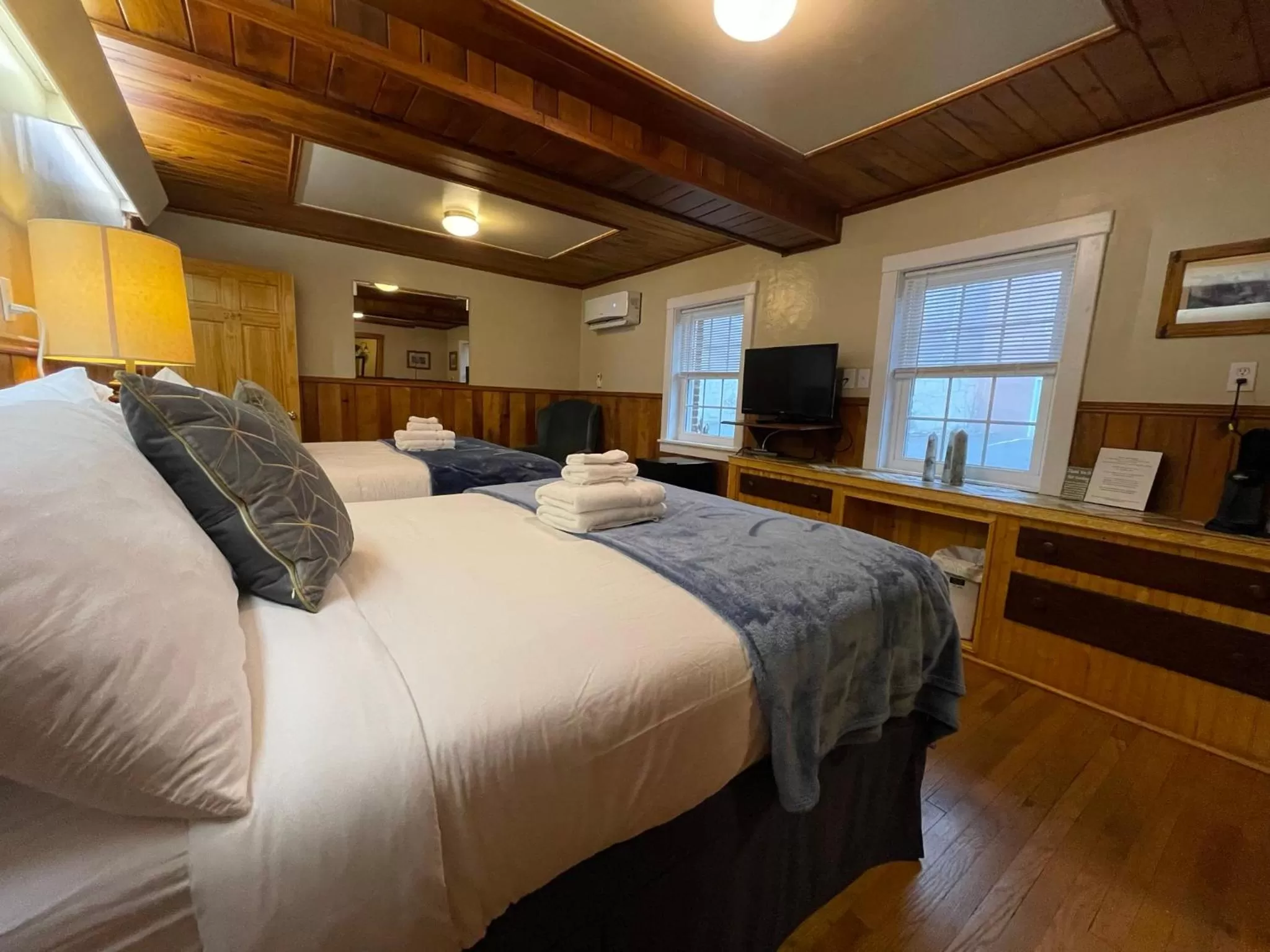 Bed in Skyline Village Inn