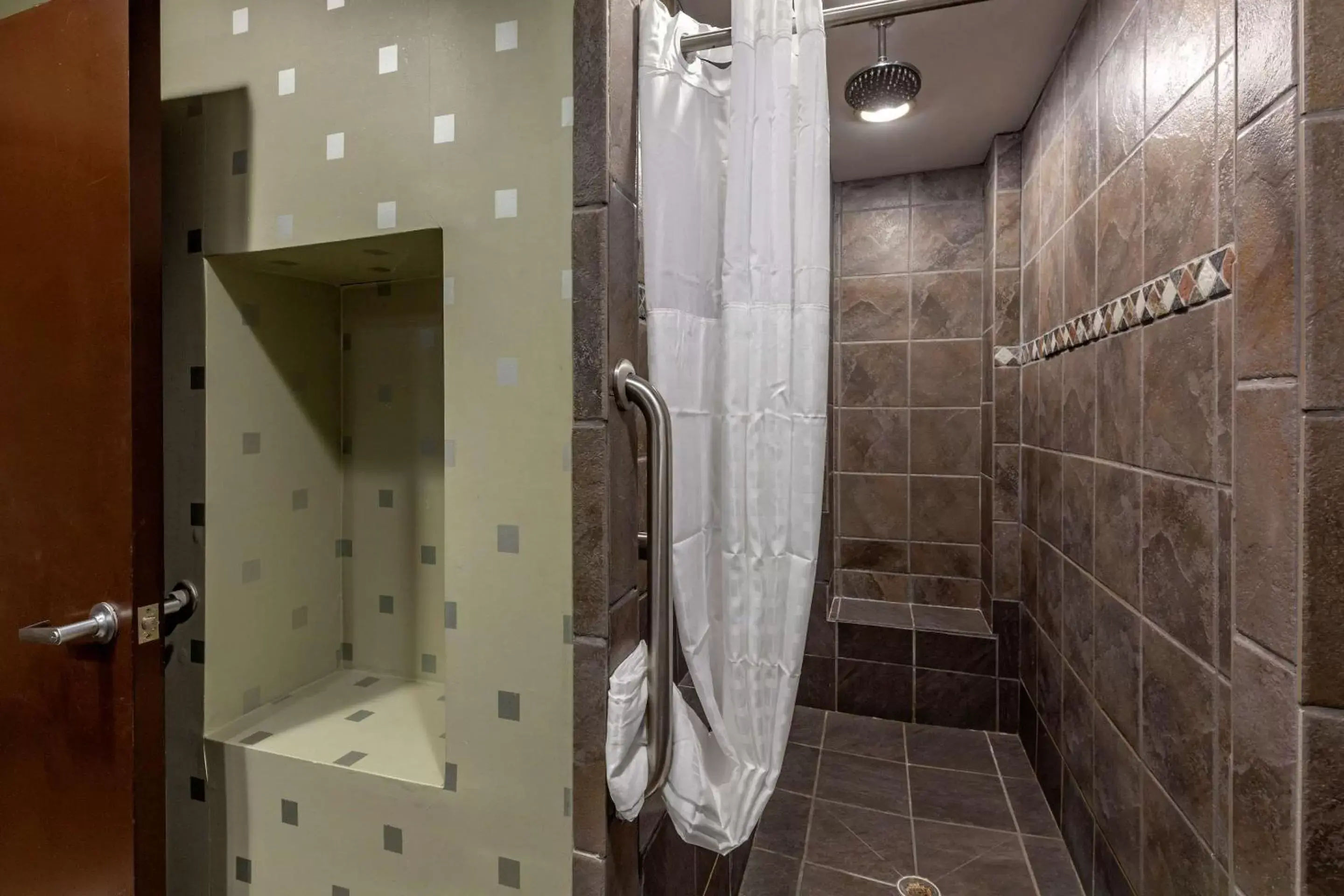 Bedroom, Bathroom in Comfort Suites Perrysburg