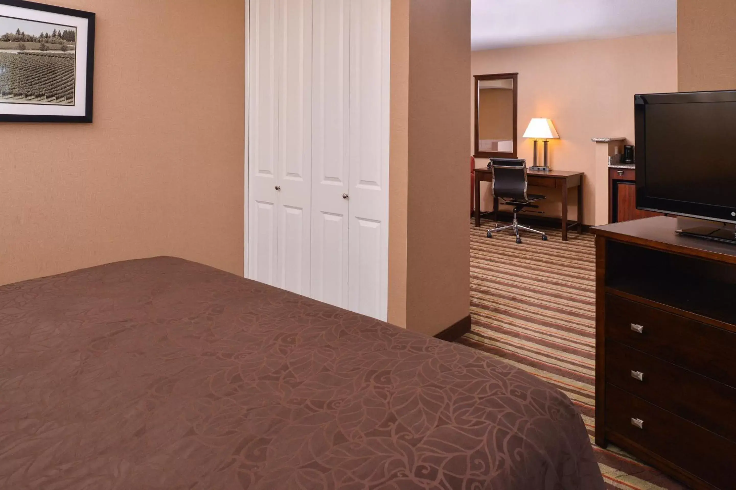 Photo of the whole room, Bed in Best Western Wilsonville Inn & Suites