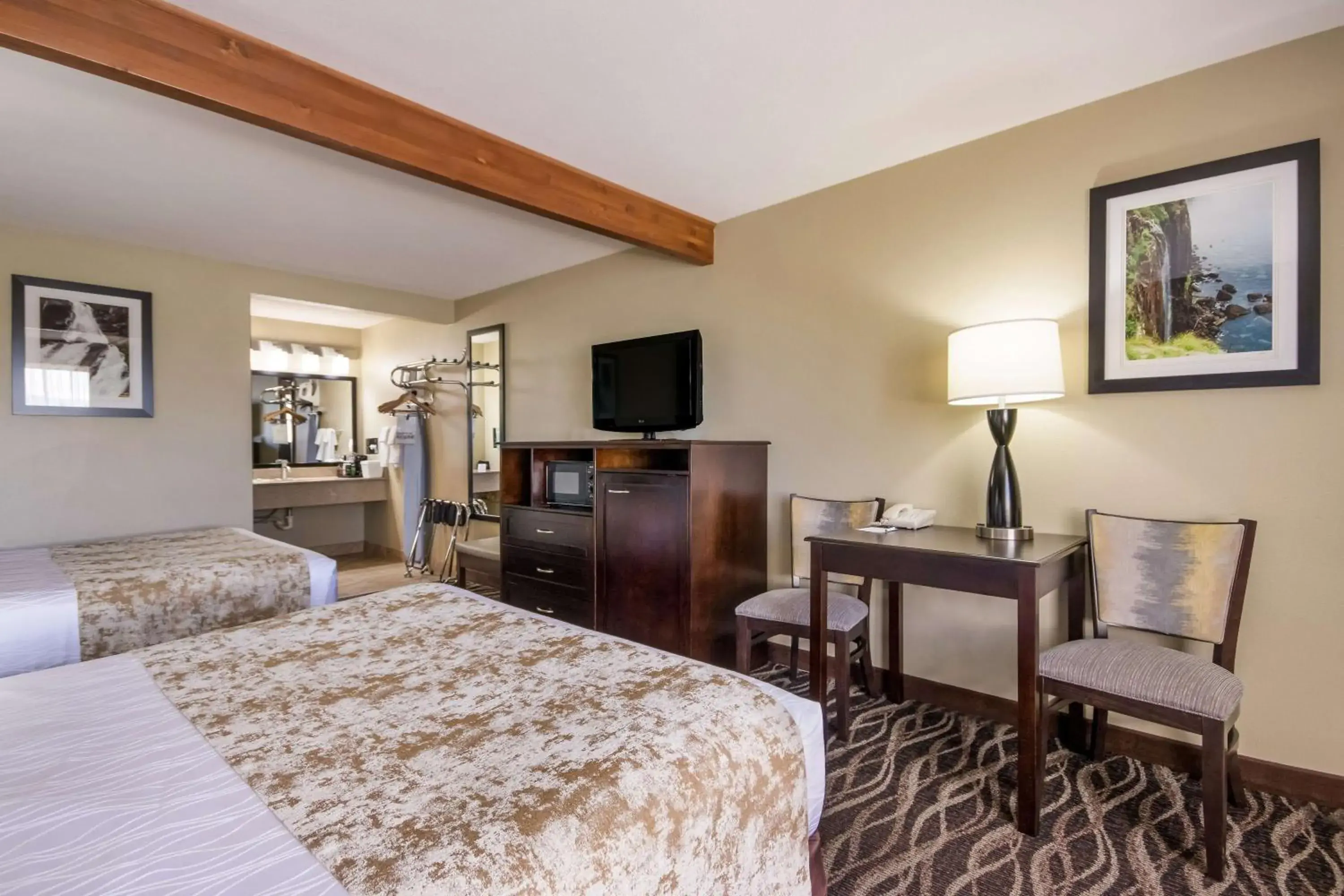 Bedroom, TV/Entertainment Center in Best Western Weston Inn