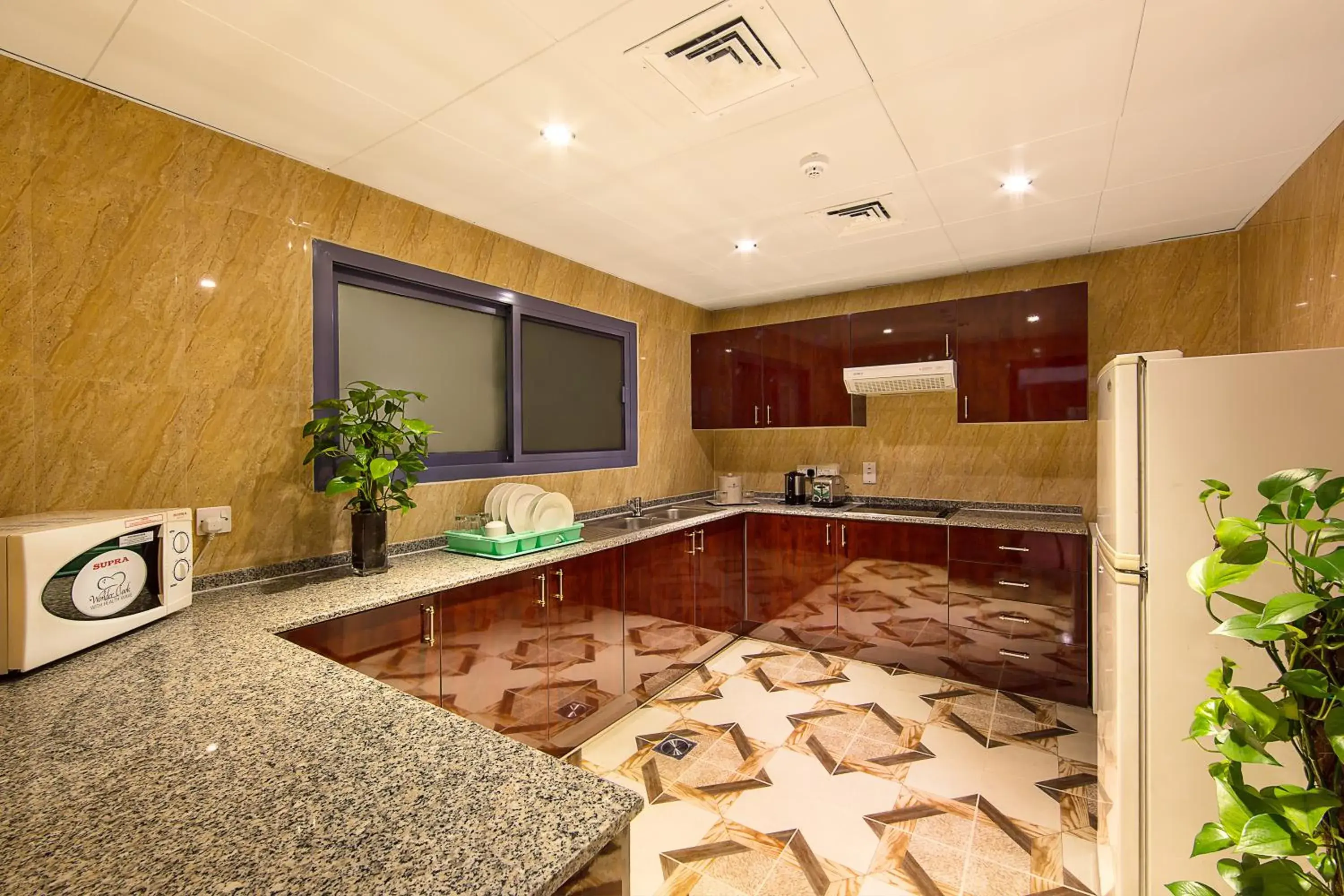 Kitchen or kitchenette, Bathroom in Rolla Residence