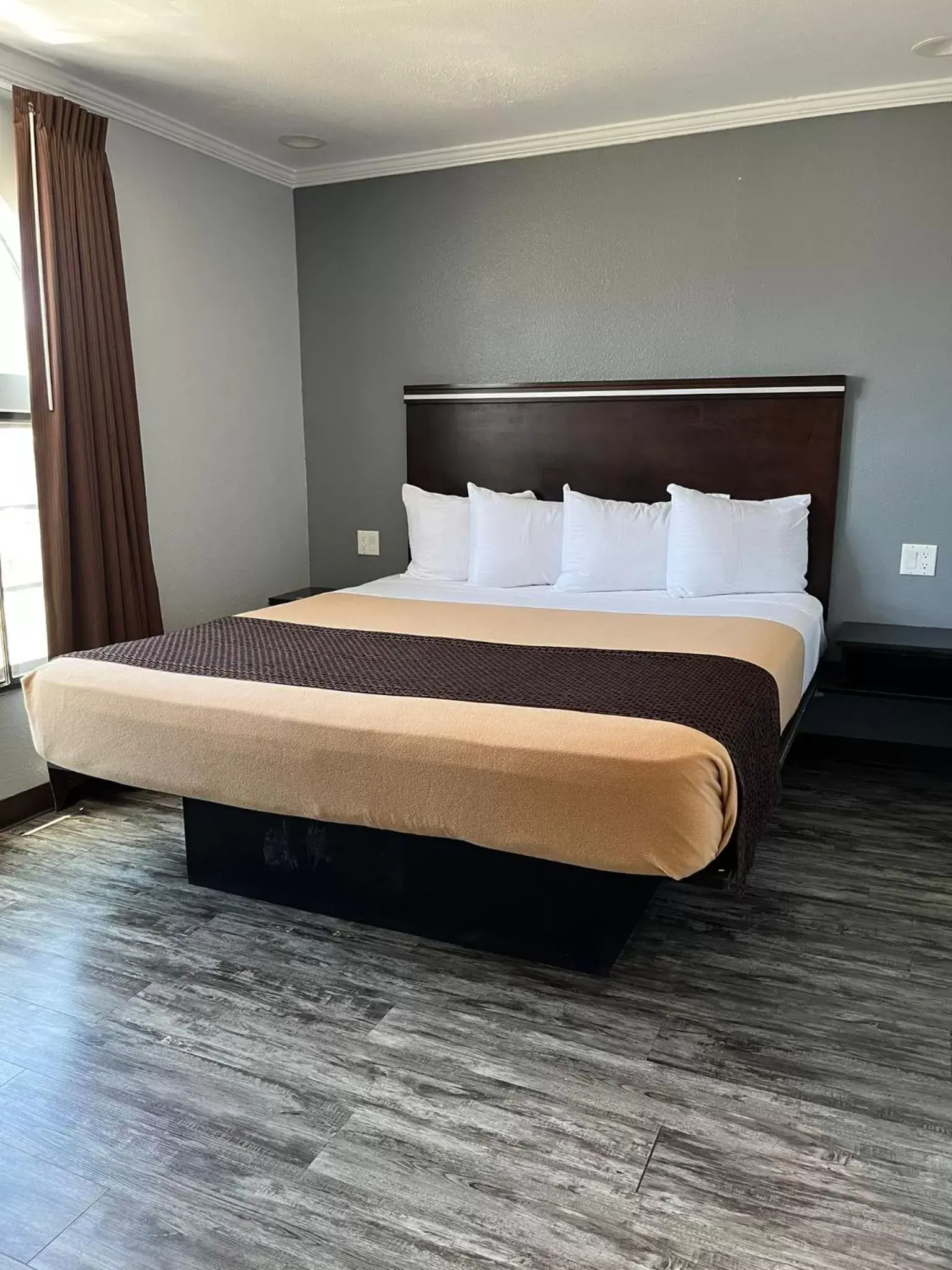 Bed in Laguna Inn and Suites