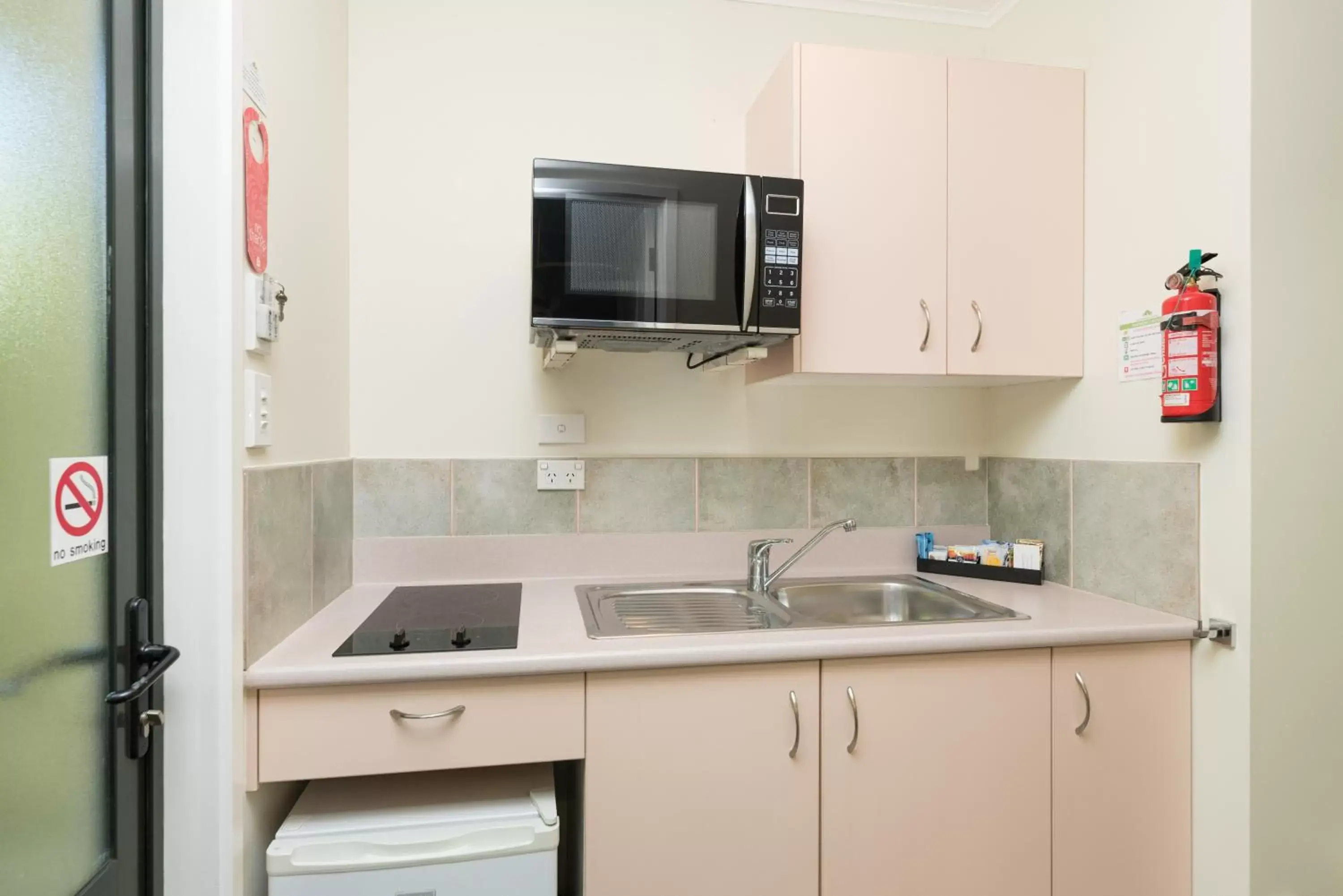 Kitchen/Kitchenette in Kauri Park Motel