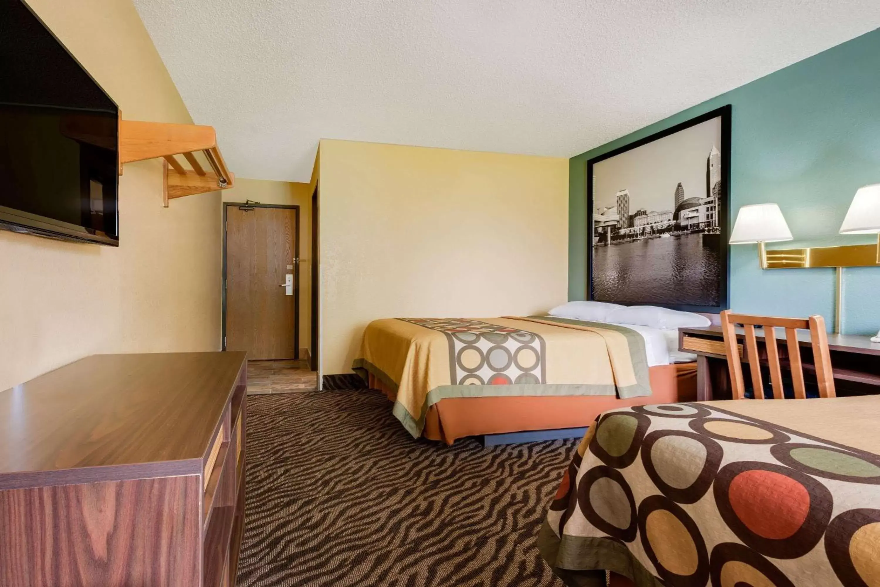 Photo of the whole room, Bed in Super 8 by Wyndham Mentor/Cleveland Area