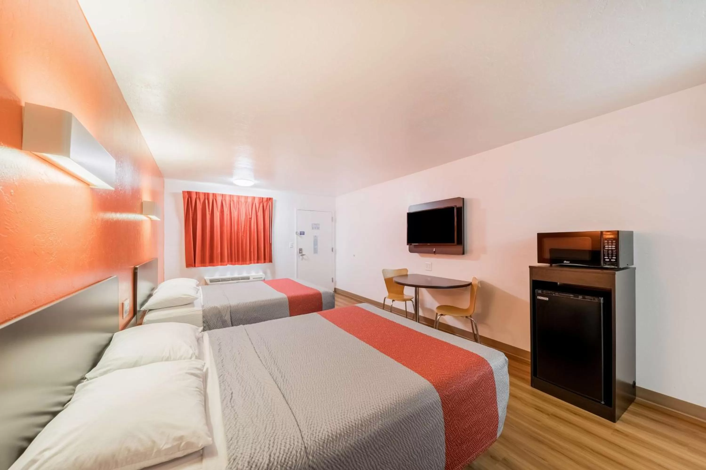 TV and multimedia, Bed in Motel 6-Oklahoma City, OK - Bricktown