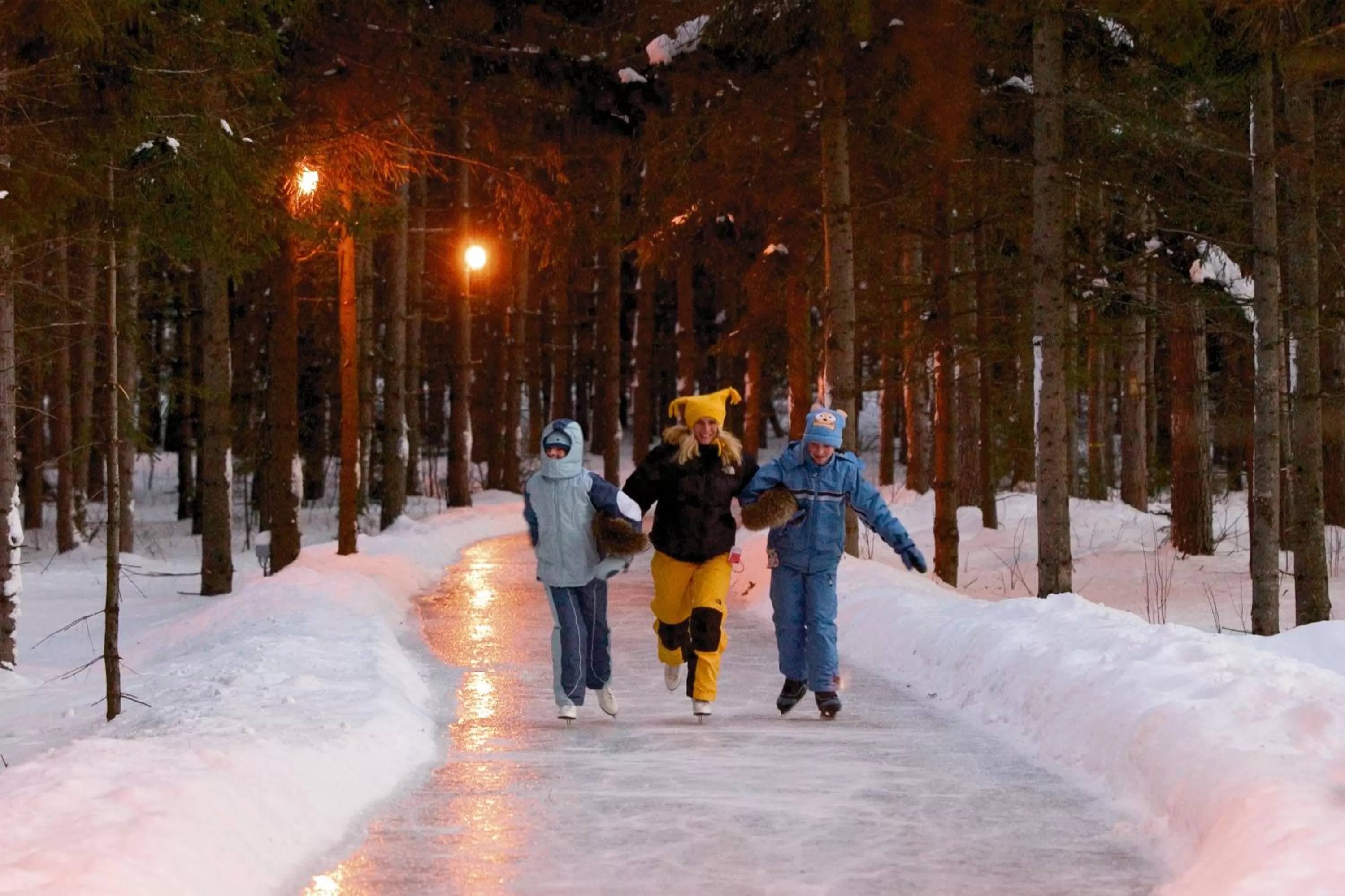People in Auberge du Lac-à-l'Eau-Claire