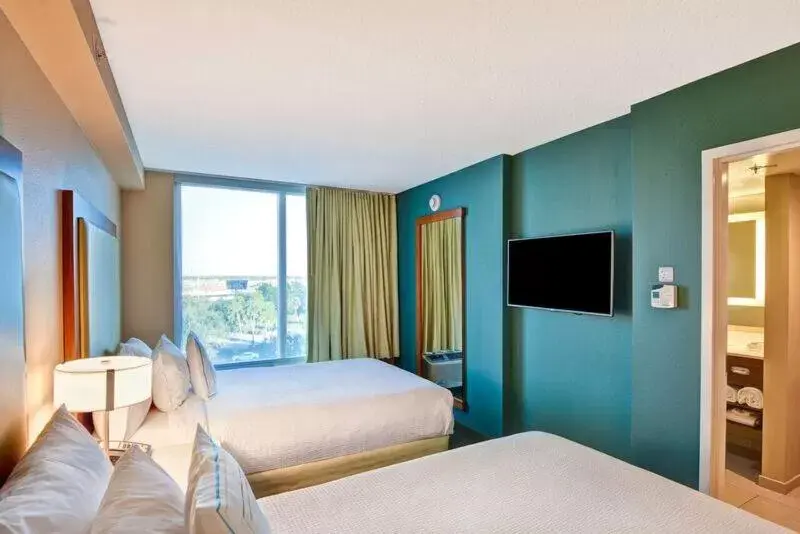 Bed, TV/Entertainment Center in SpringHill Suites by Marriott Orlando Lake Buena Vista South