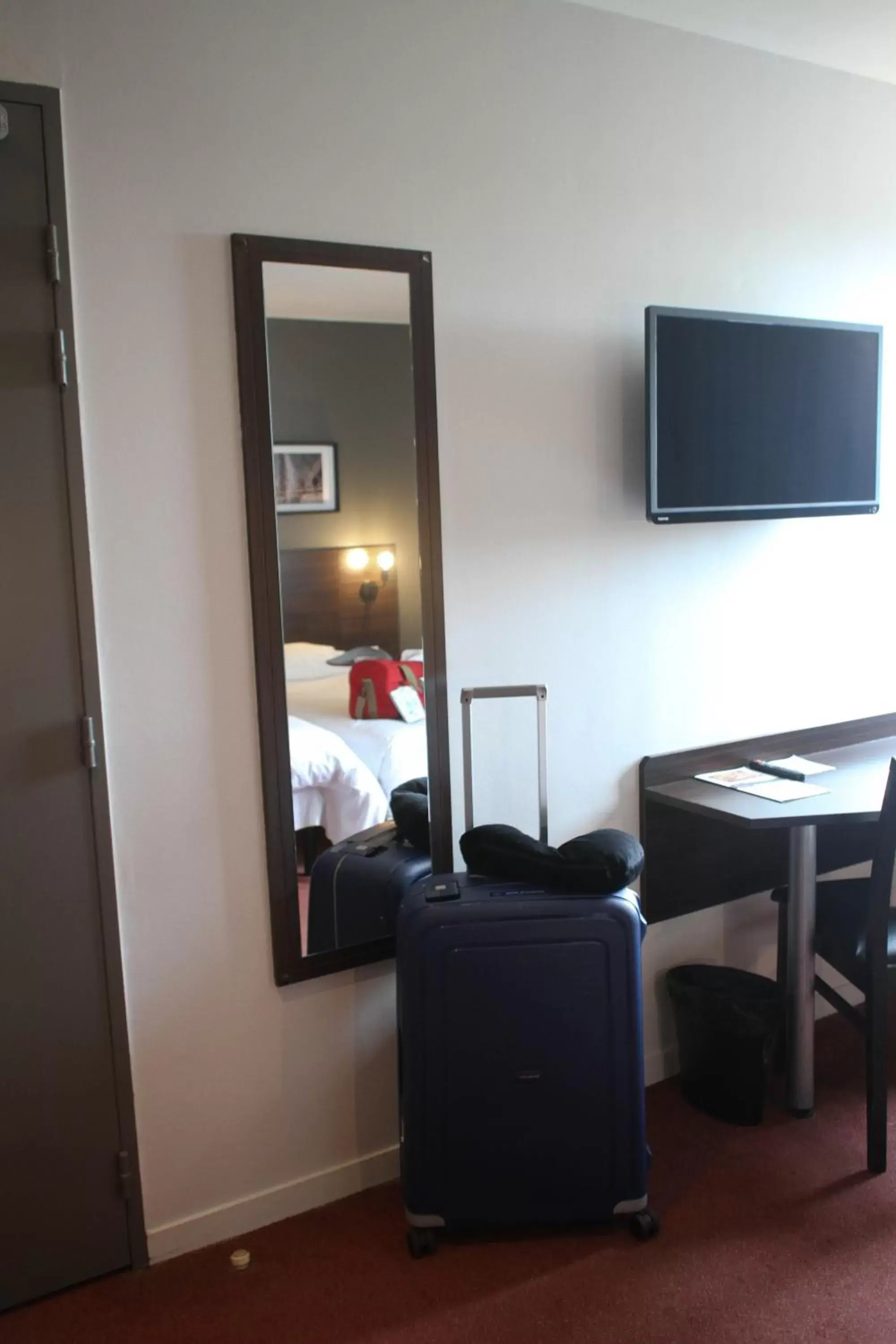 Bedroom, TV/Entertainment Center in Orly Superior Hotel