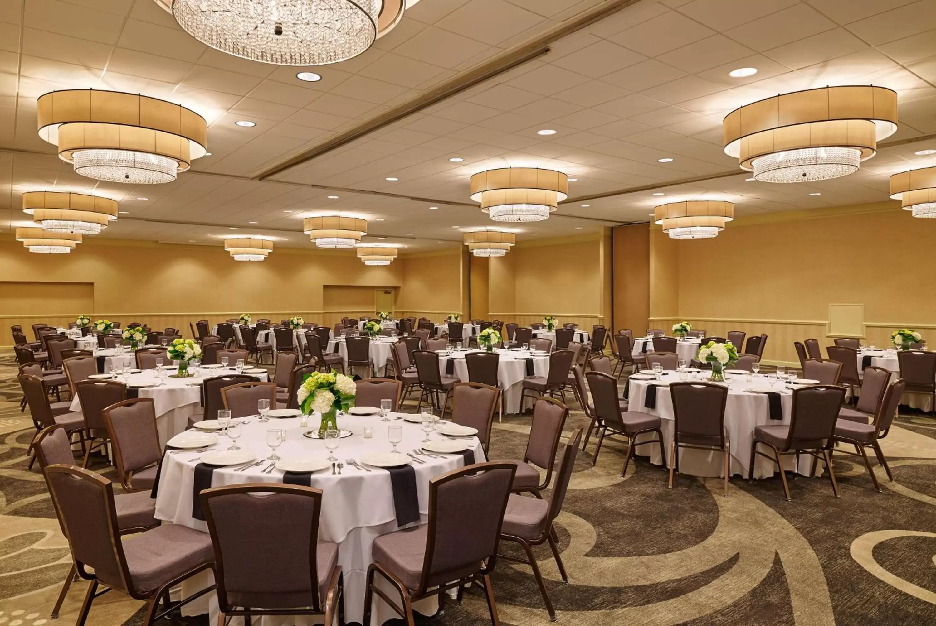 Meeting/conference room, Restaurant/Places to Eat in Hilton Kansas City Airport