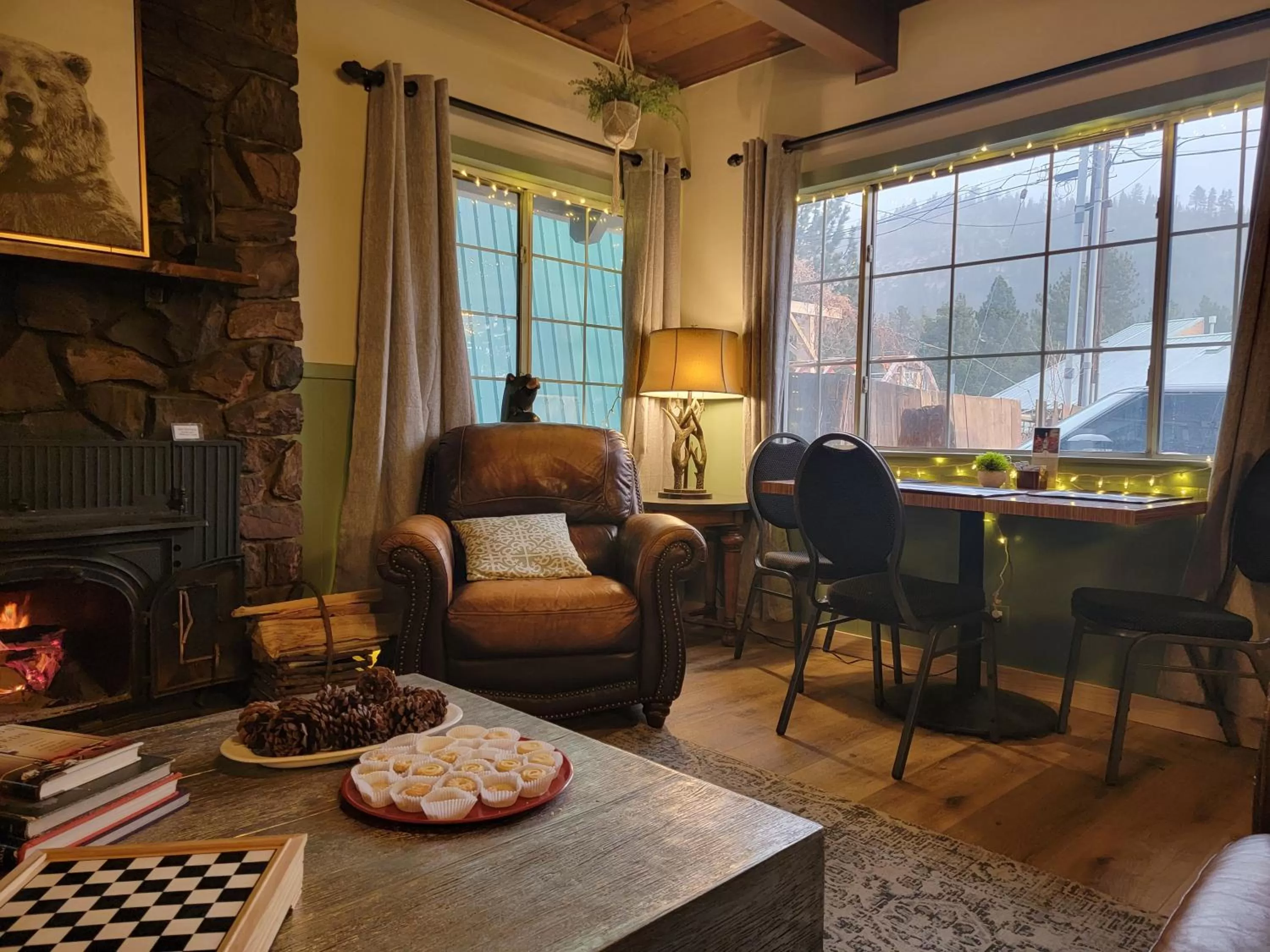 Communal lounge/ TV room in Cinnamon Bear Inn