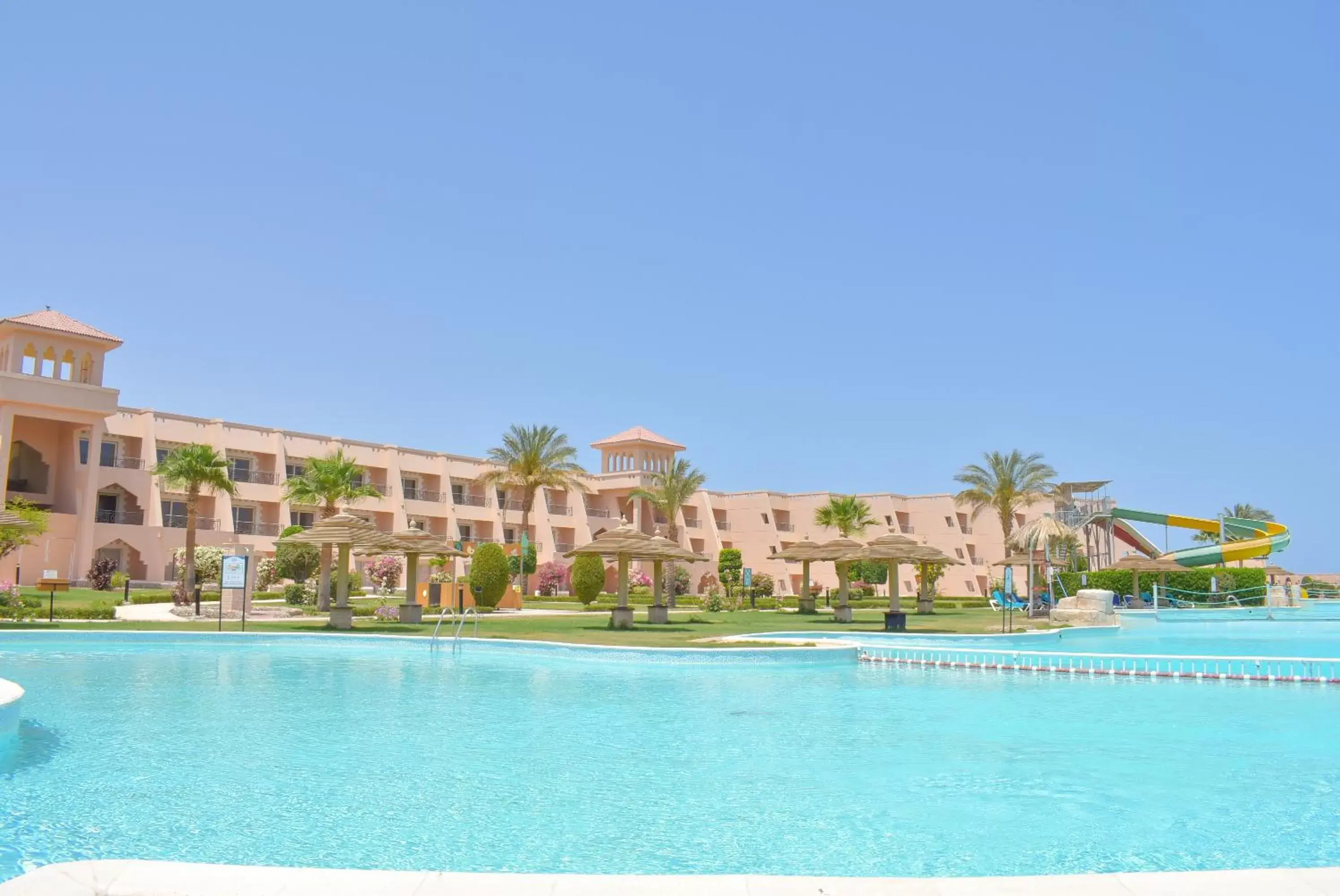 Swimming pool in Jasmine Palace Resort