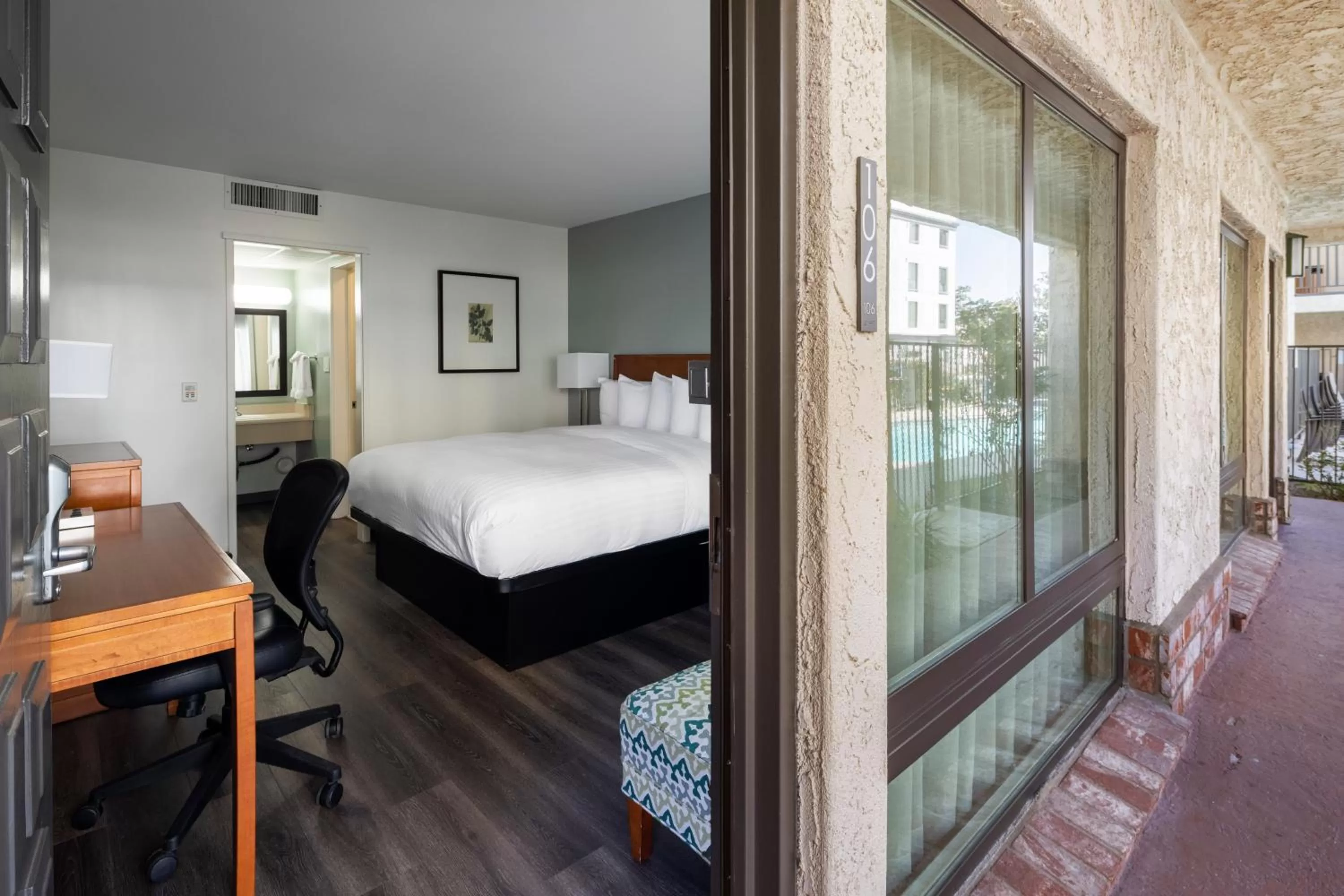 Bedroom, Bed in Vagabond Inn Glendale