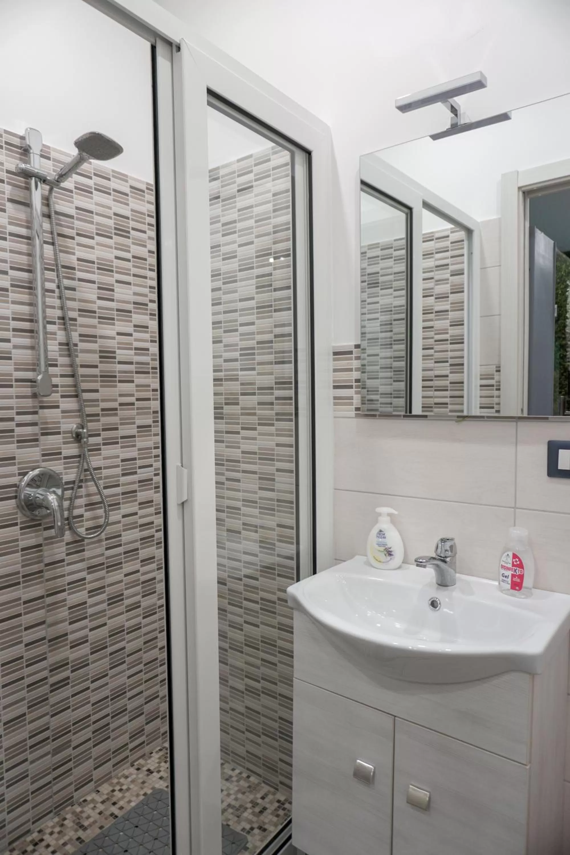 Shower in B&B porta Garibaldi