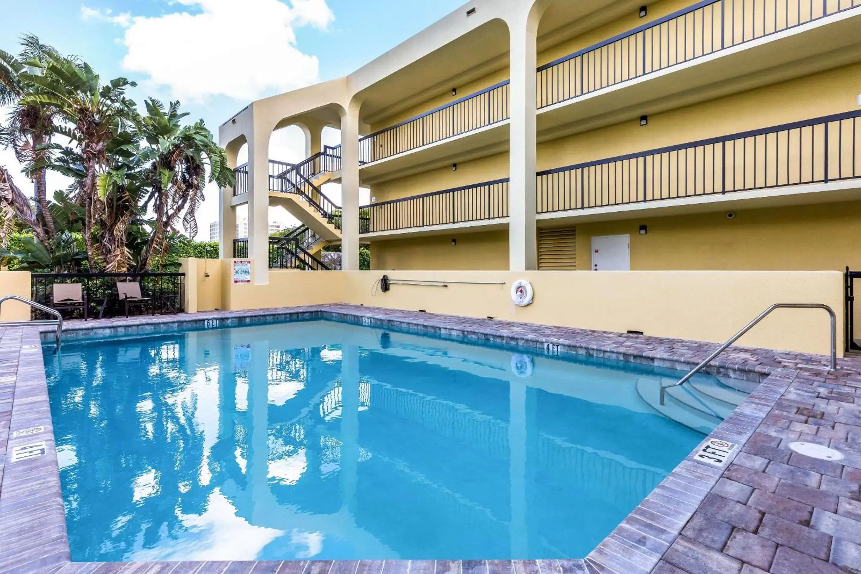 On site, Swimming Pool in Quality Inn Palm Beach International Airport