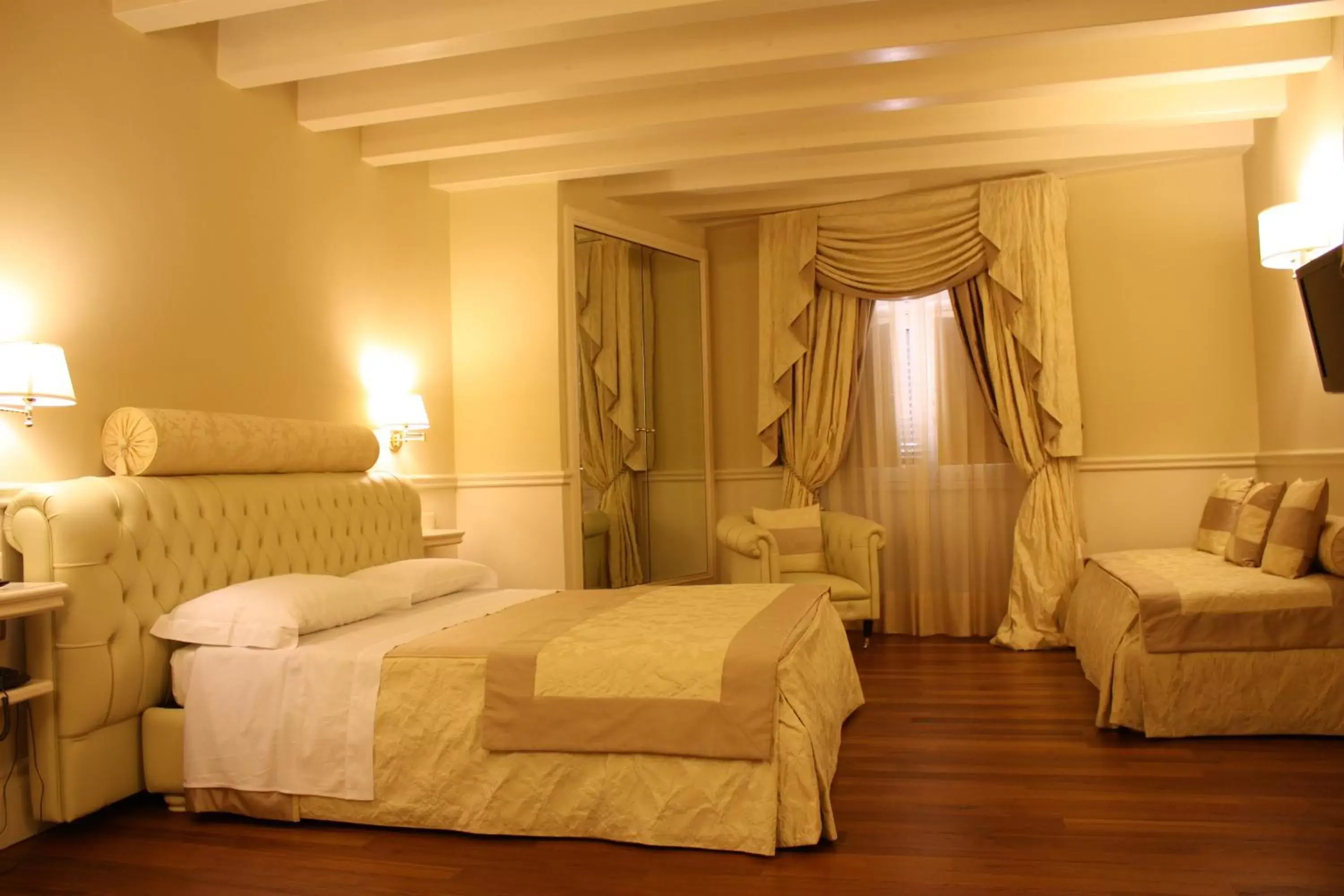 Photo of the whole room, Bed in Suite Hotel Santa Chiara