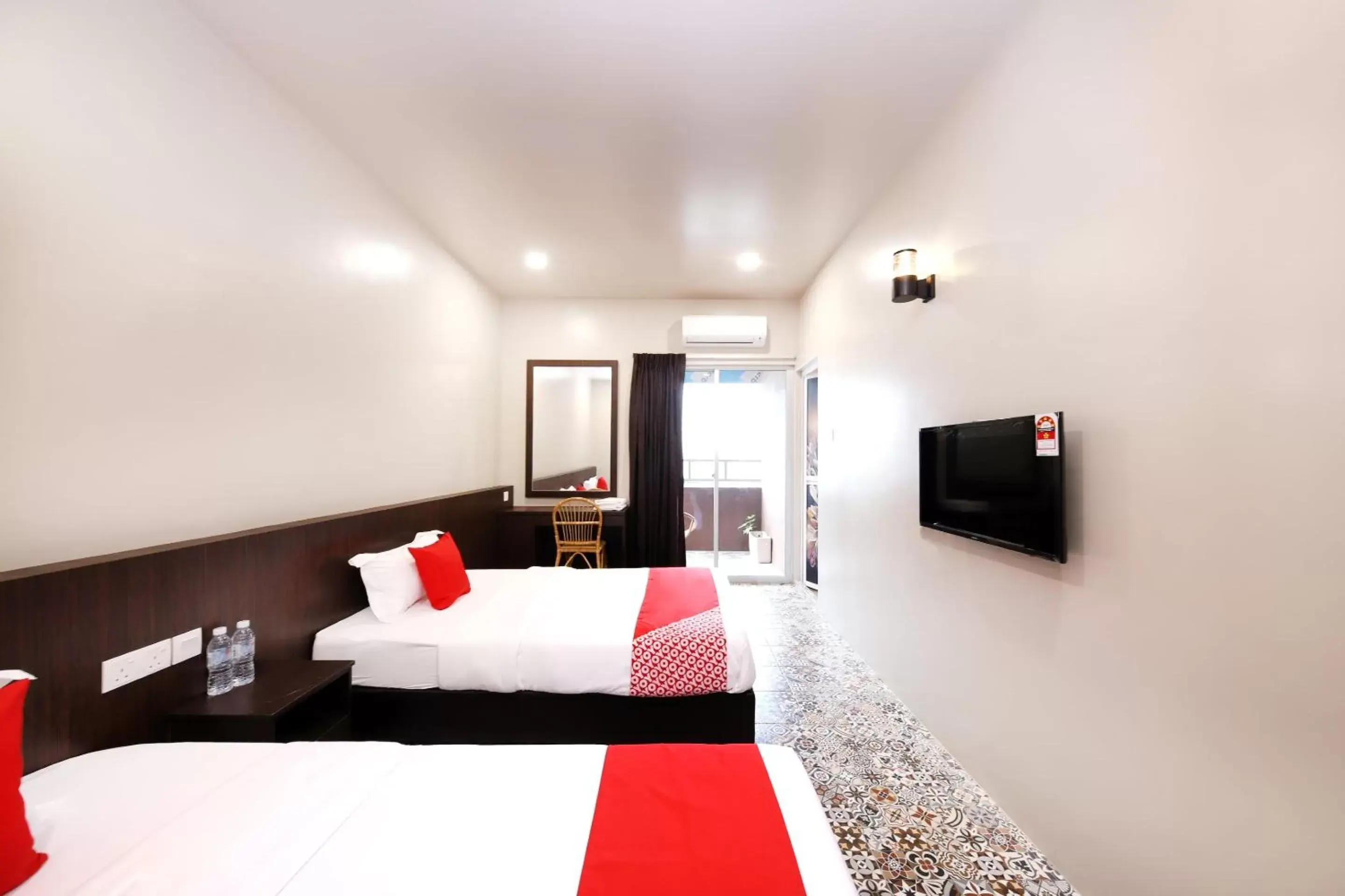 Bedroom, TV/Entertainment Center in OYO 507 Aikka Hotel