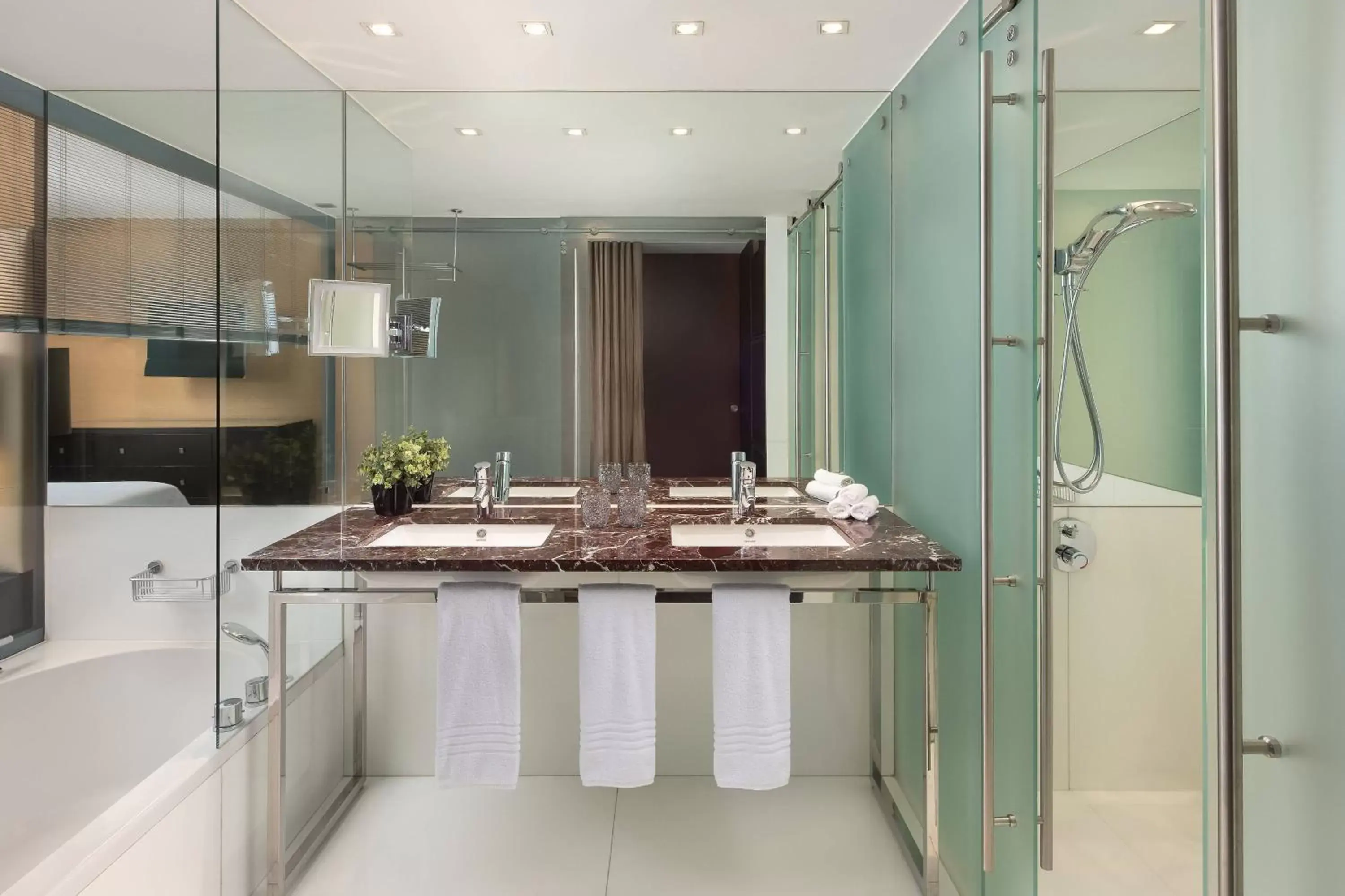 Bathroom, Kitchen/Kitchenette in Sheraton Lisboa Hotel & Spa