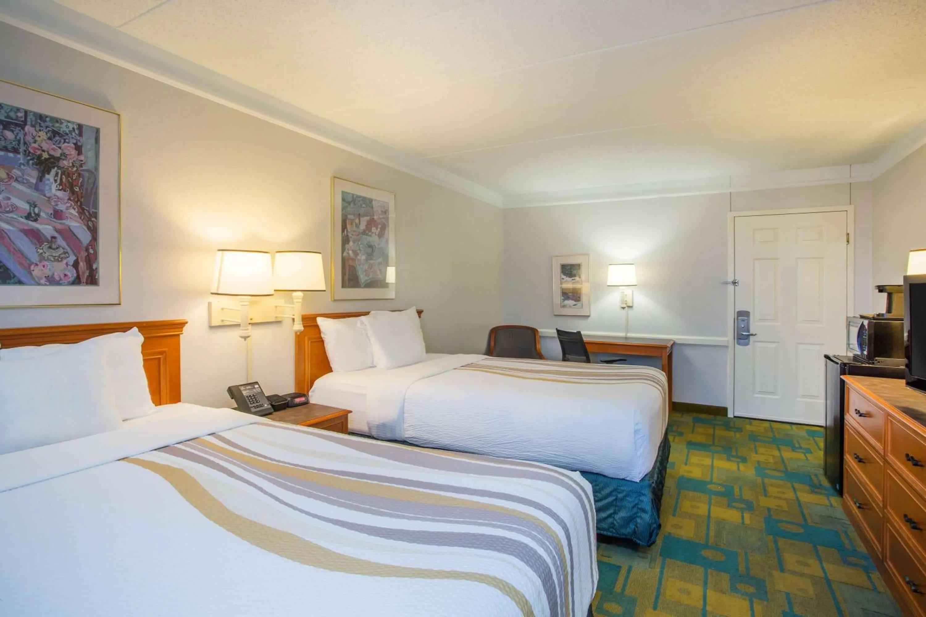 Photo of the whole room, Bed in La Quinta Inn by Wyndham Norfolk Virginia Beach