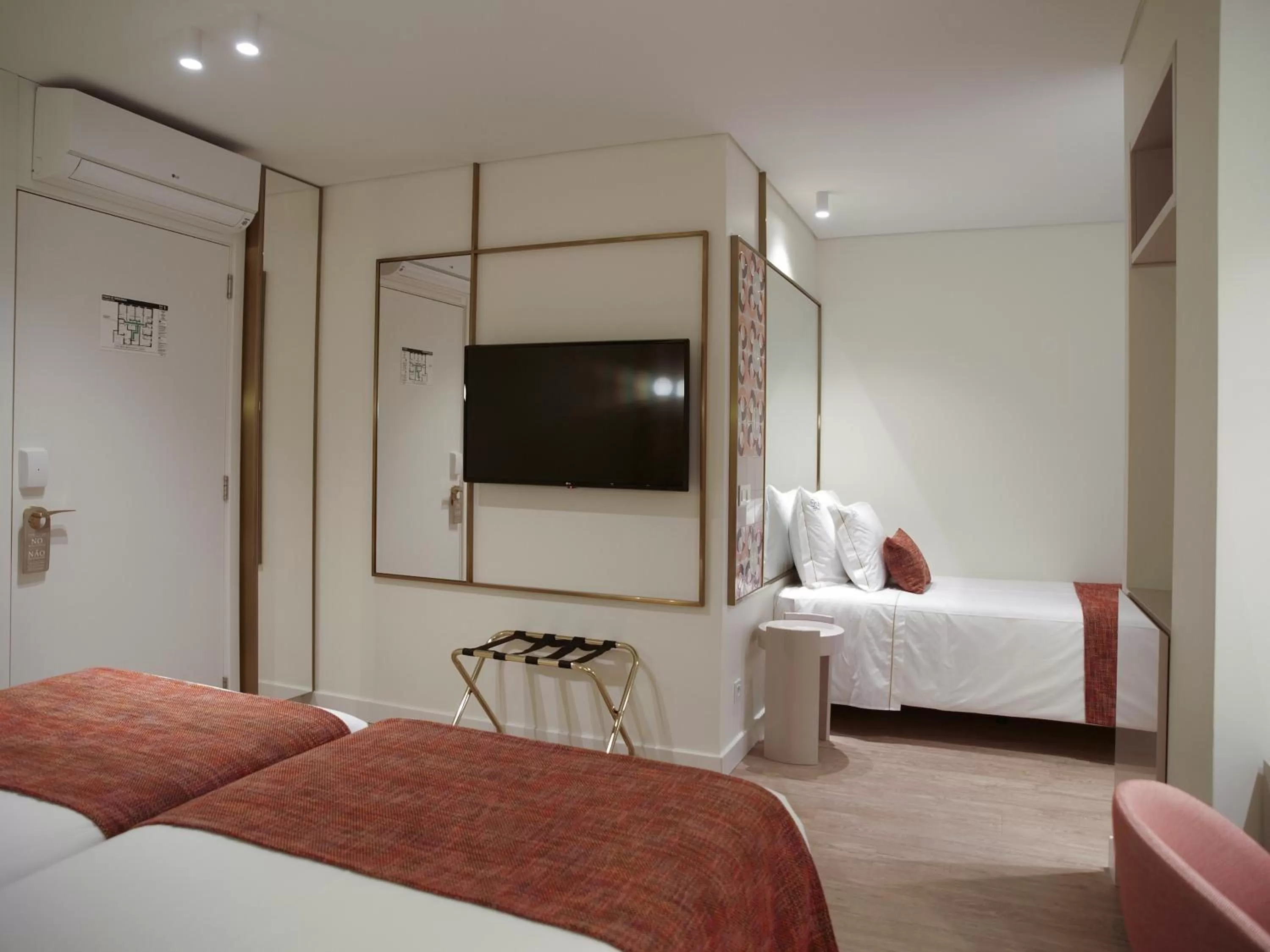 TV and multimedia, Bed in New Style Lisbon Hotel