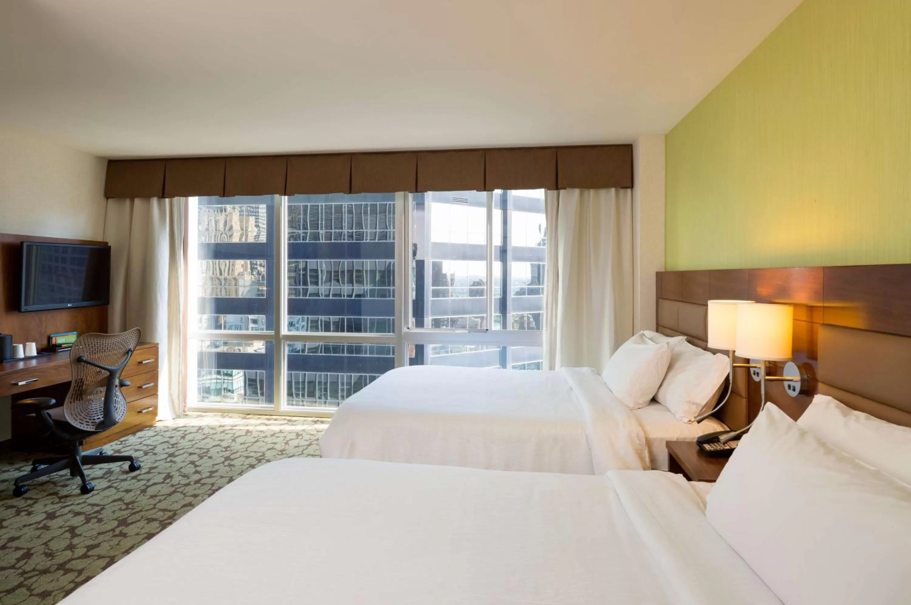 Bedroom, Bed in Hilton Garden Inn New York Manhattan Midtown East
