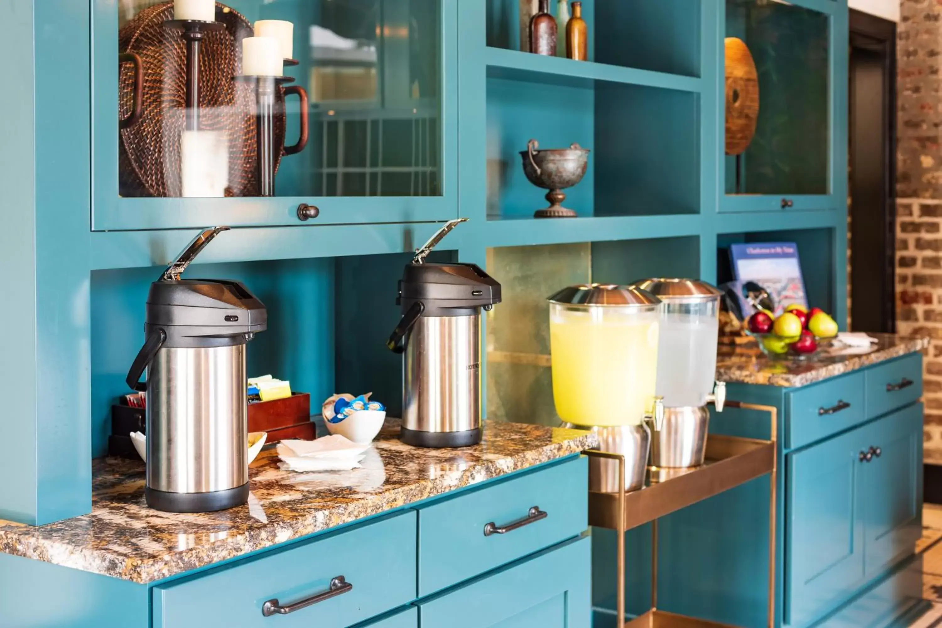 Lobby or reception, Kitchen/Kitchenette in Andrew Pinckney Inn