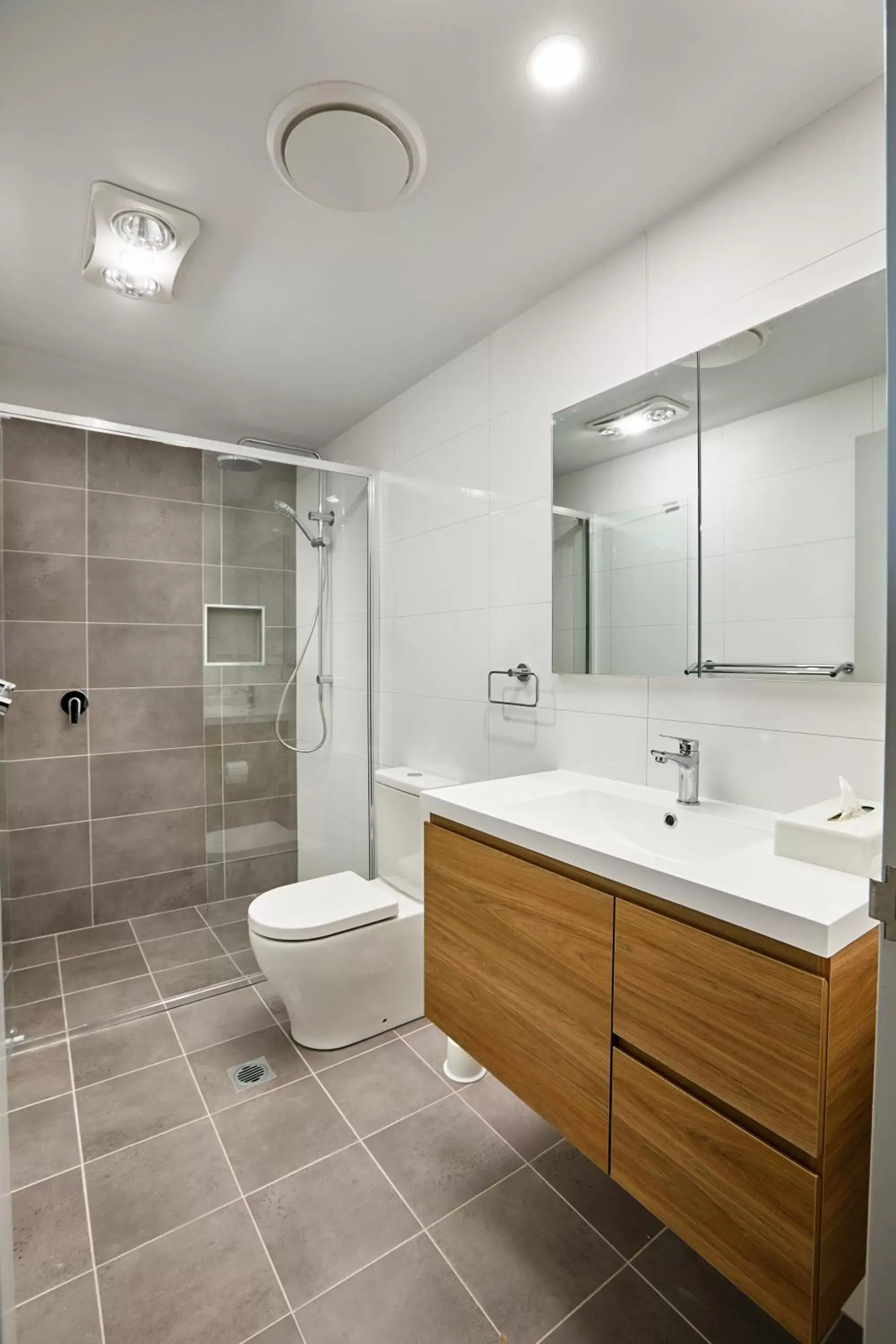 Shower, Bathroom in East Maitland Executive Apartments