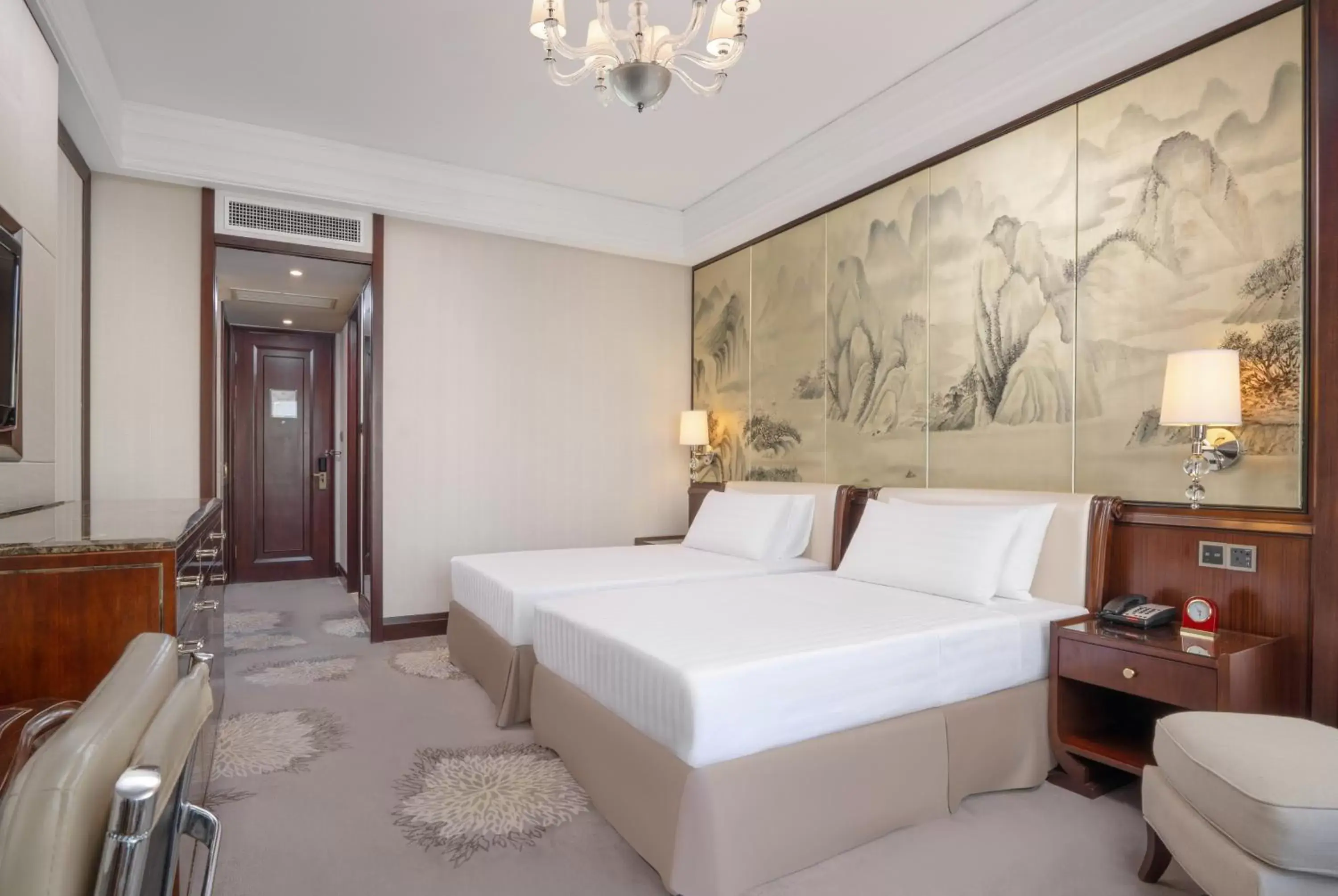 Photo of the whole room, Bed in Shangri-La Guilin