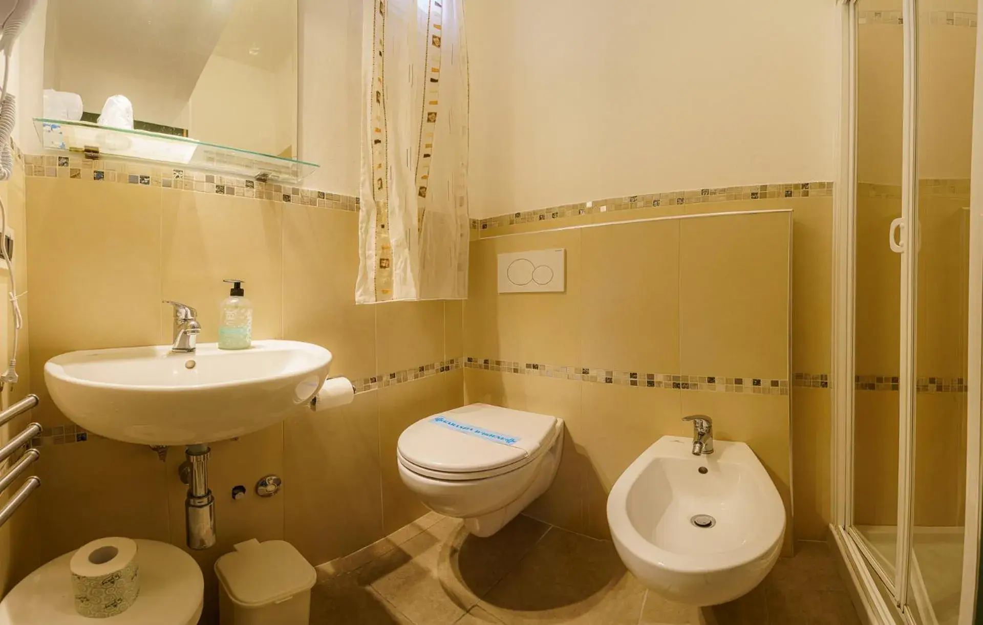 Bathroom in Albergo La Lampara