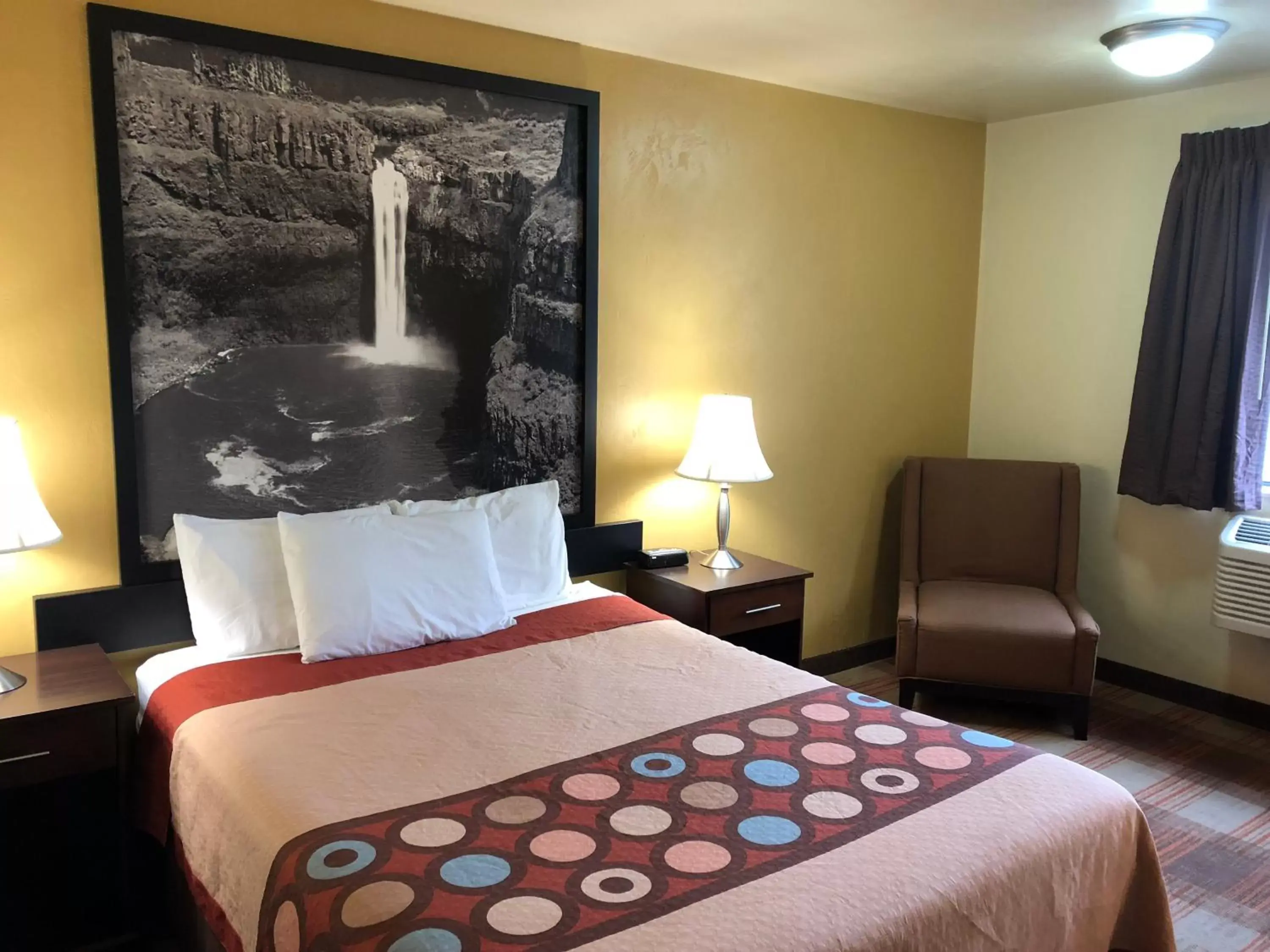 Bedroom, Bed in Super 8 by Wyndham Kennewick