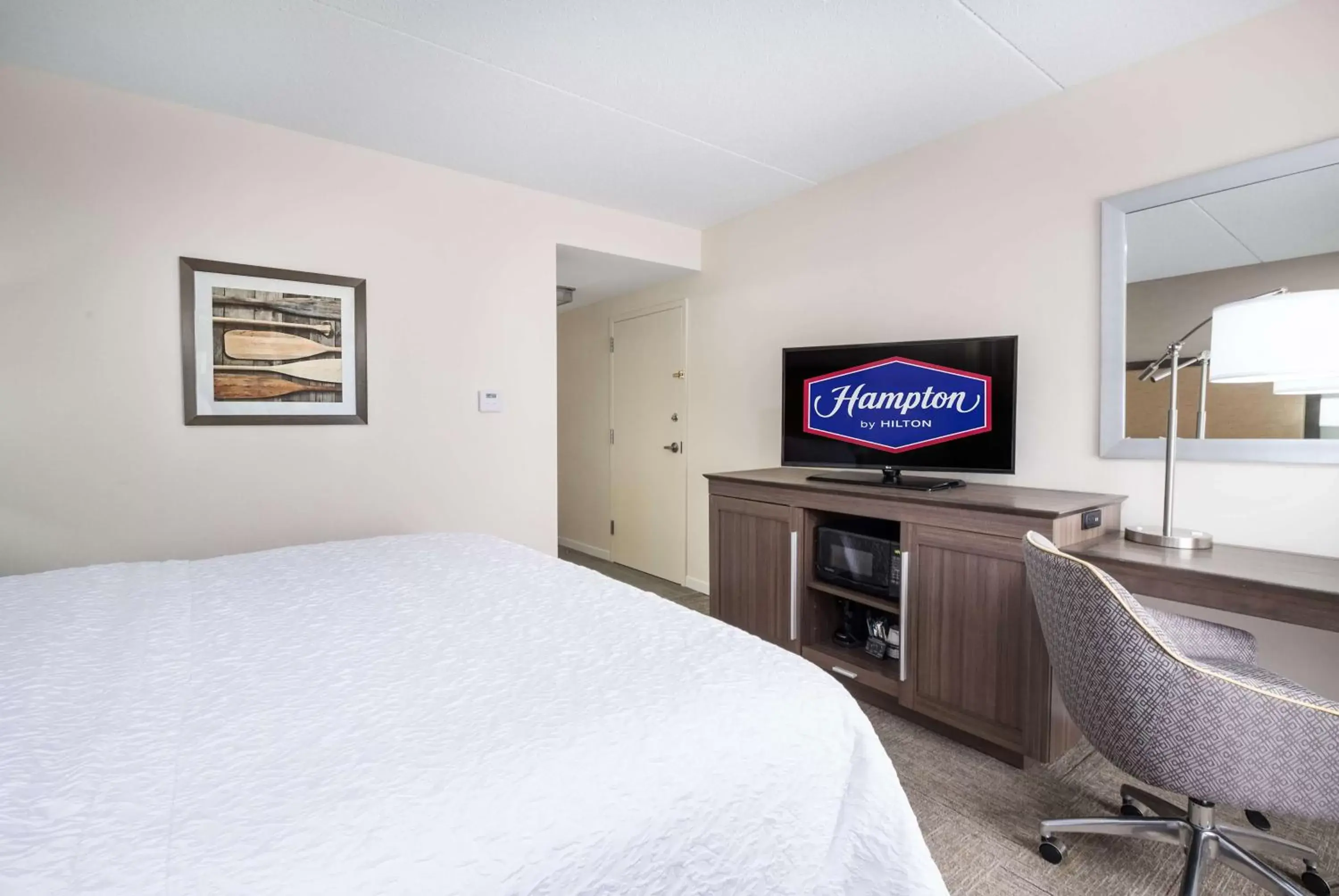 Bedroom, TV/Entertainment Center in Hampton Inn Freeport/Brunswick