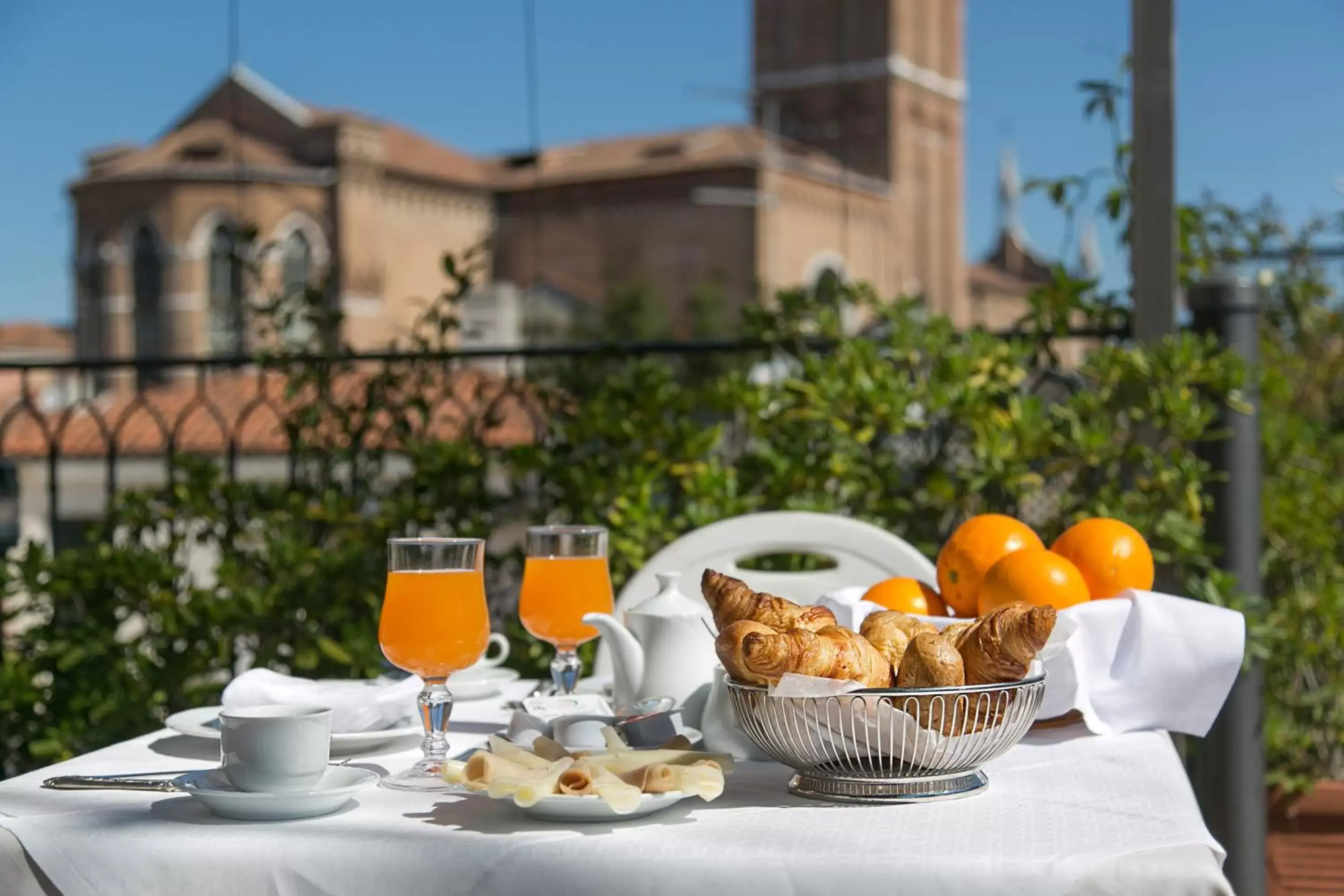 Property building, Breakfast in Hotel Pantalon