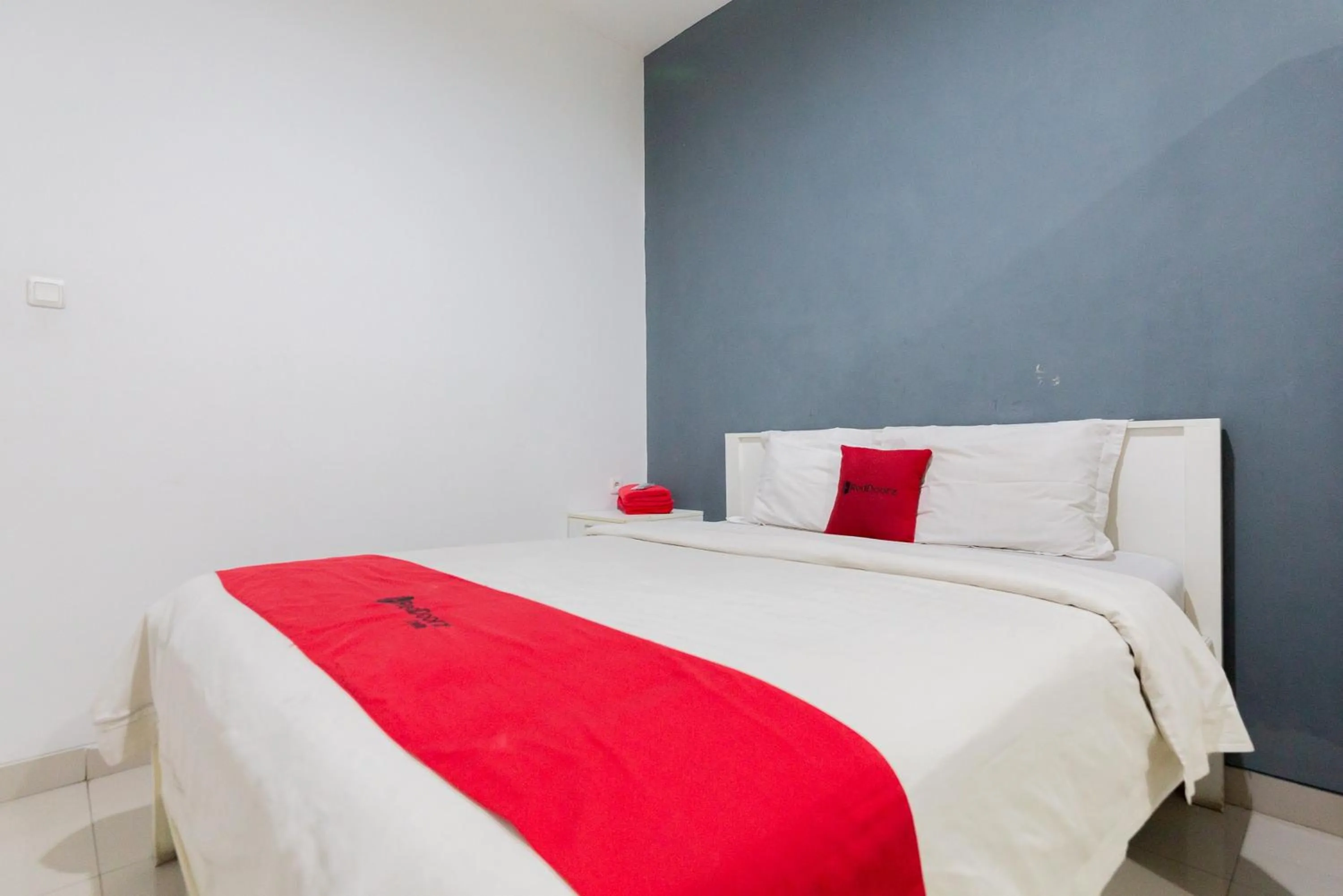 Bed in RedDoorz Plus near Living Plaza Jababeka