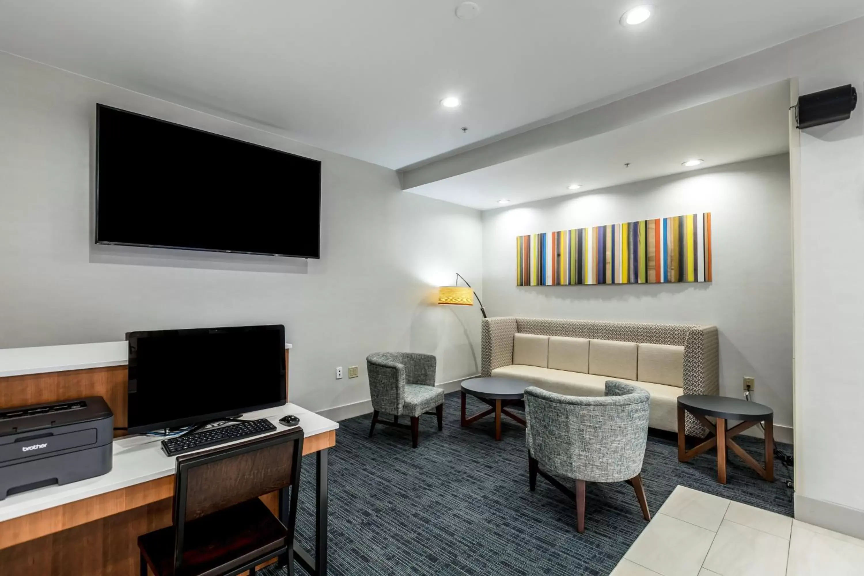 Lobby or reception, TV/Entertainment Center in Holiday Inn Express & Suites Jersey City North - Hoboken, an IHG Hotel