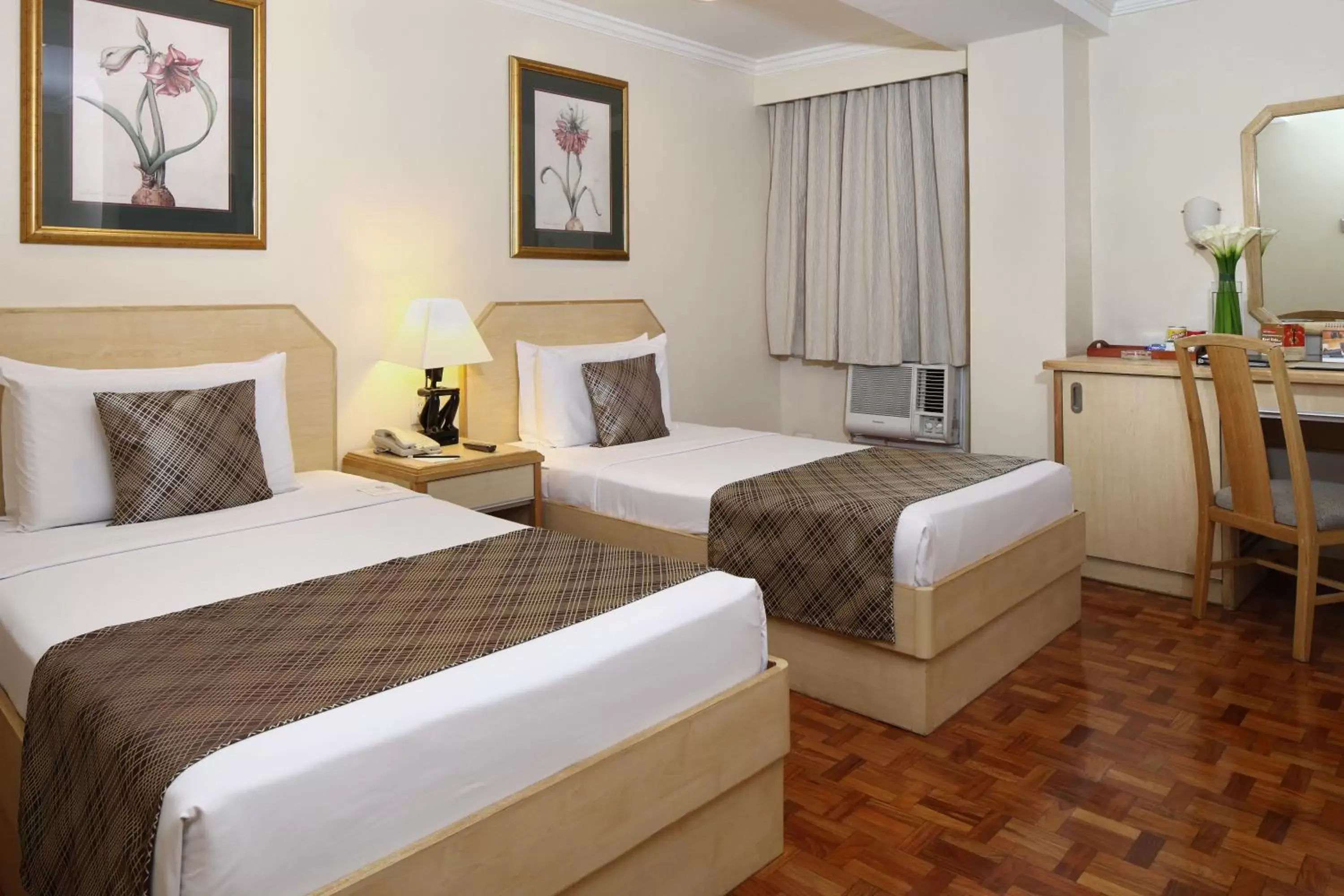Bedroom, Bed in Manila Lotus Hotel