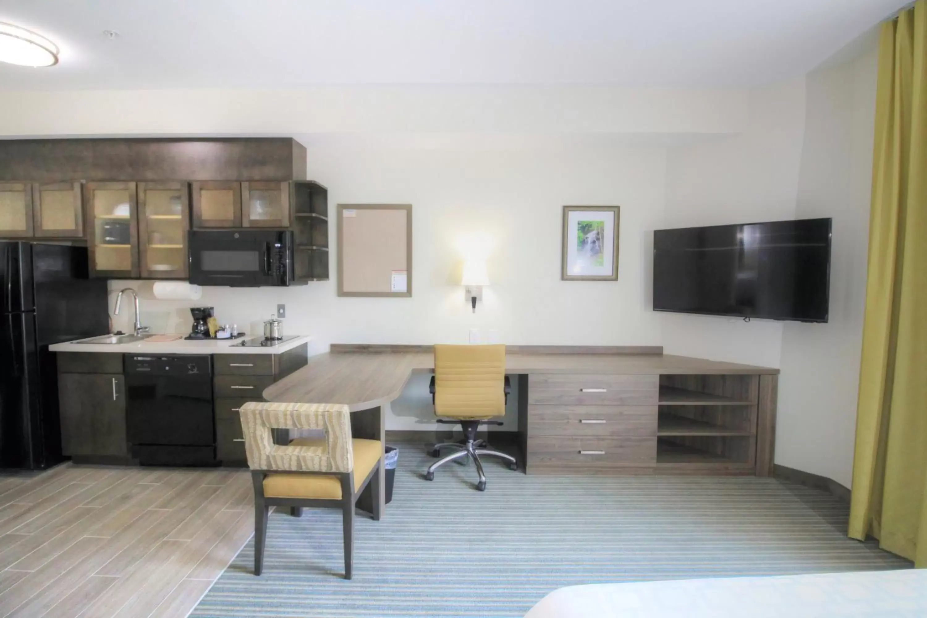 Photo of the whole room, Kitchen/Kitchenette in Candlewood Suites - Memphis East, an IHG Hotel