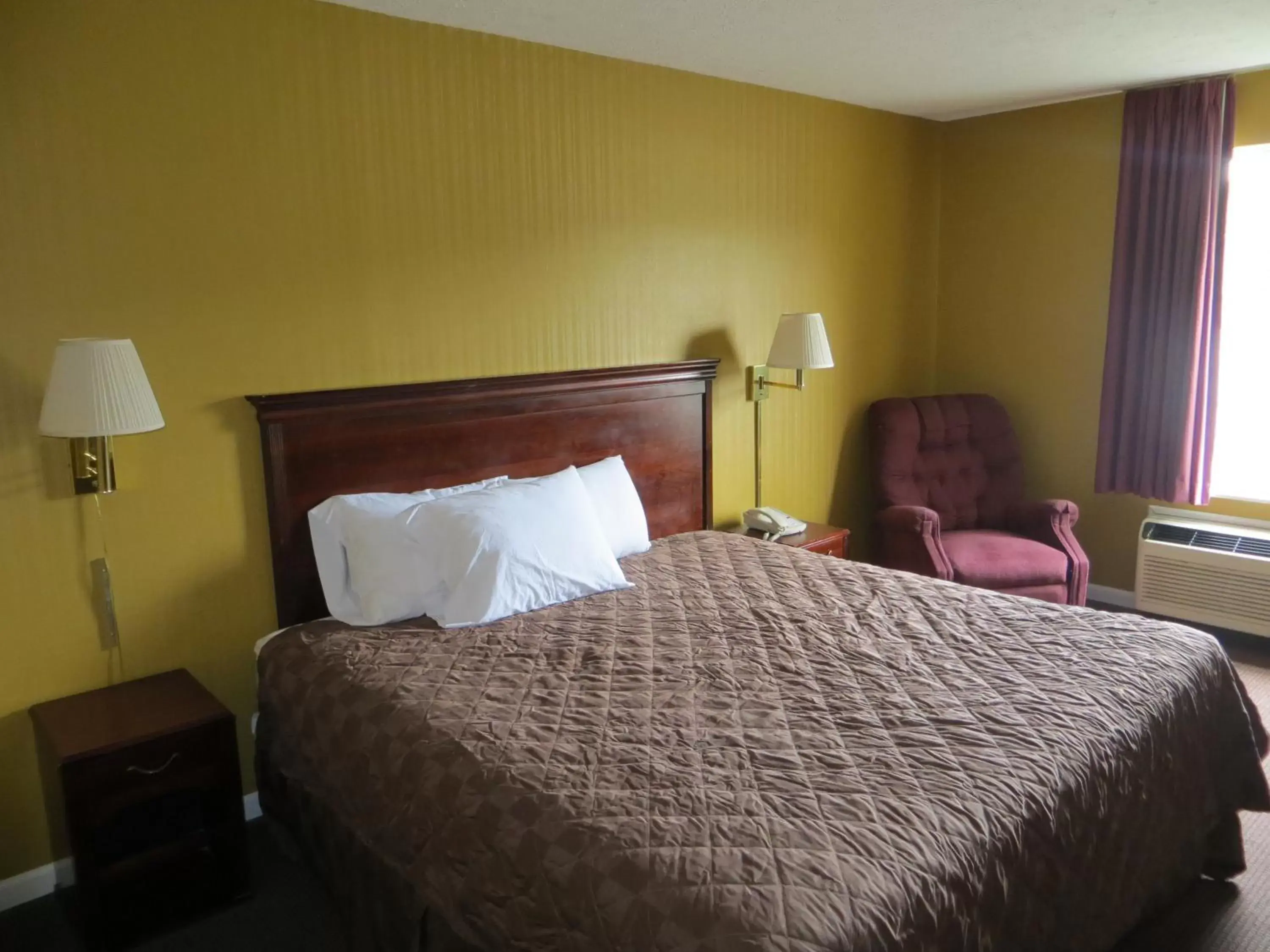 Bed in Americourt Hotel and Suites - Elizabethton