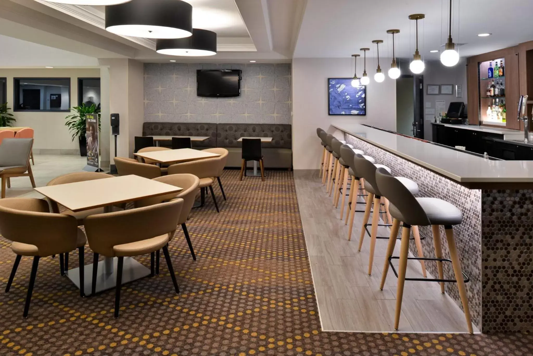 Lounge or bar, Lounge/Bar in Holiday Inn Hotel & Suites Overland Park-Convention Center, an IHG Hotel