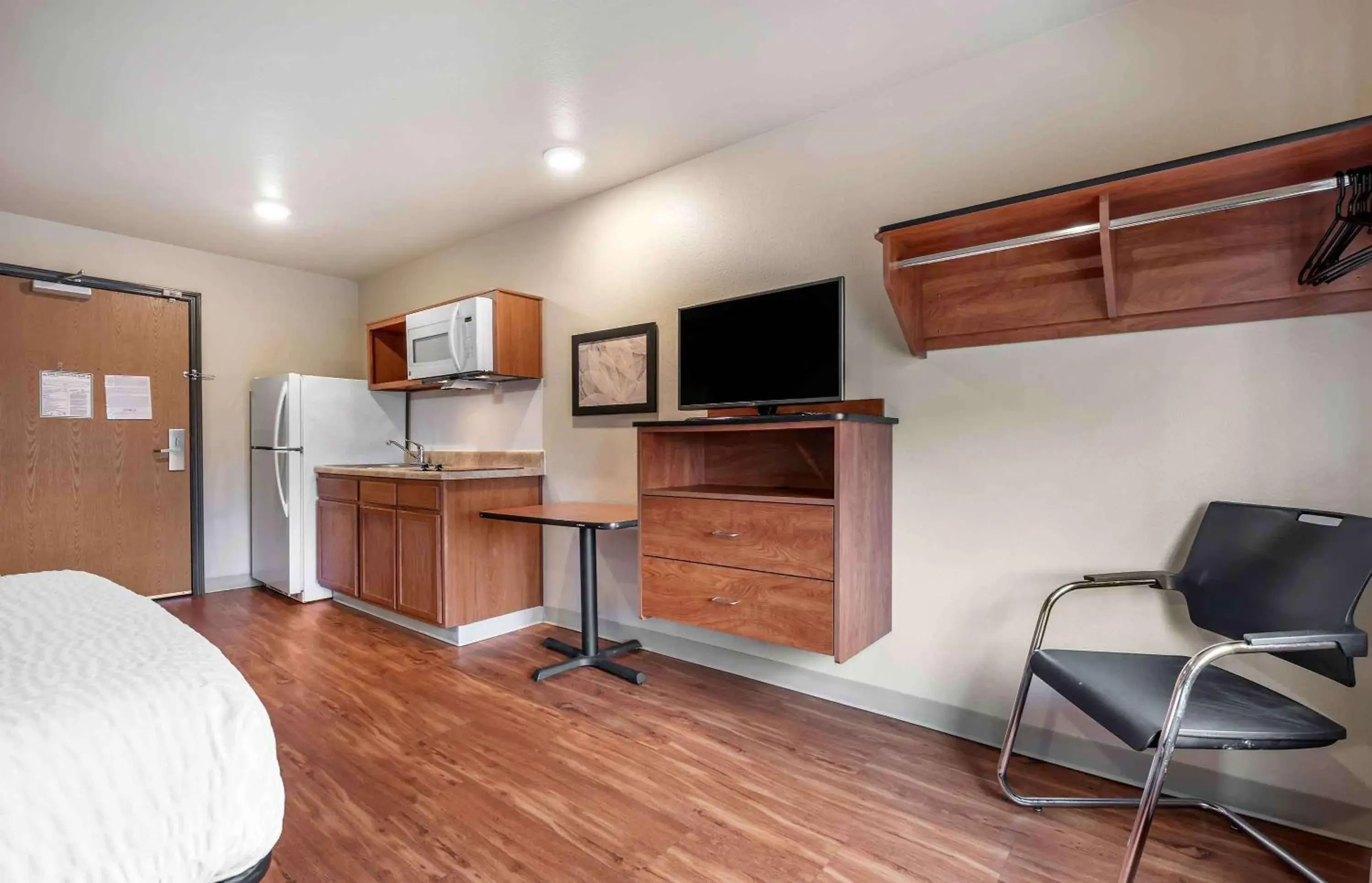 Bedroom, TV/Entertainment Center in Extended Stay America Select Suites - Dayton - Miamisburg