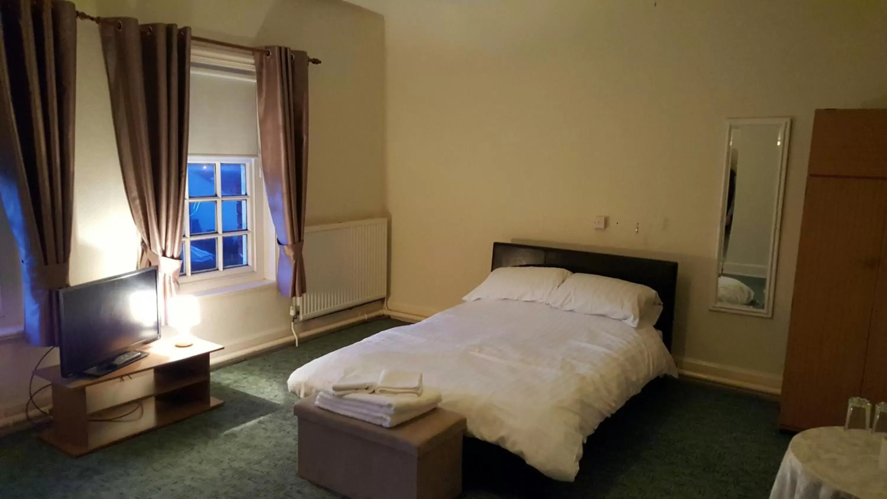 Photo of the whole room, Bed in Station Hotel