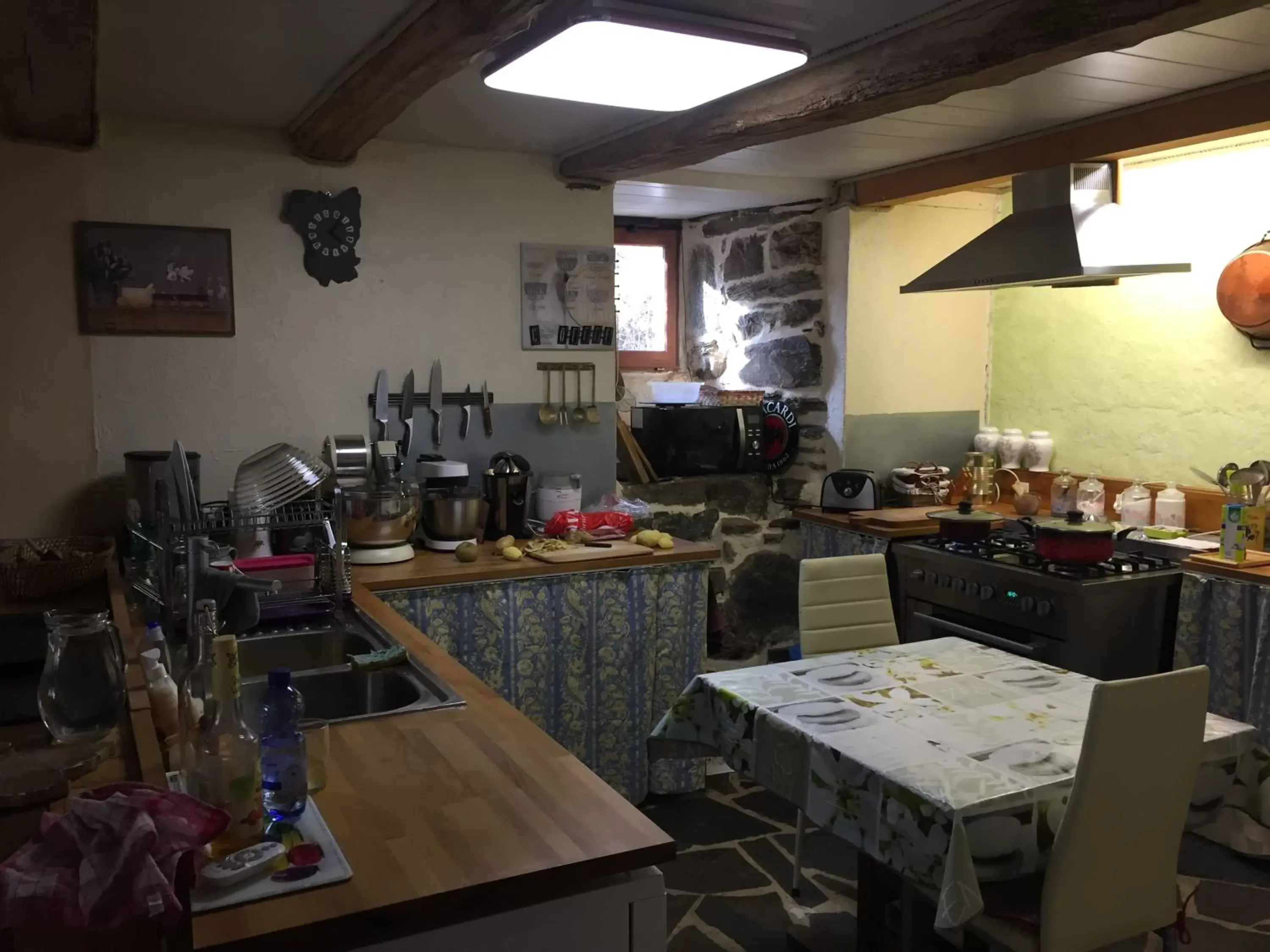 Kitchen or kitchenette, Restaurant/Places to Eat in Chambres et table d'hôtes Le Lepadou-Bas