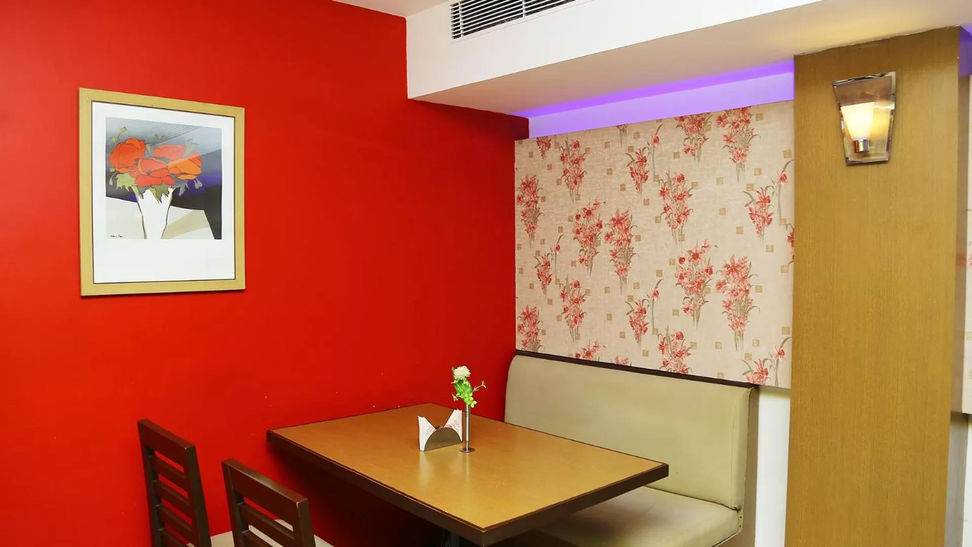 Restaurant/places to eat in Hotel Rajavihar