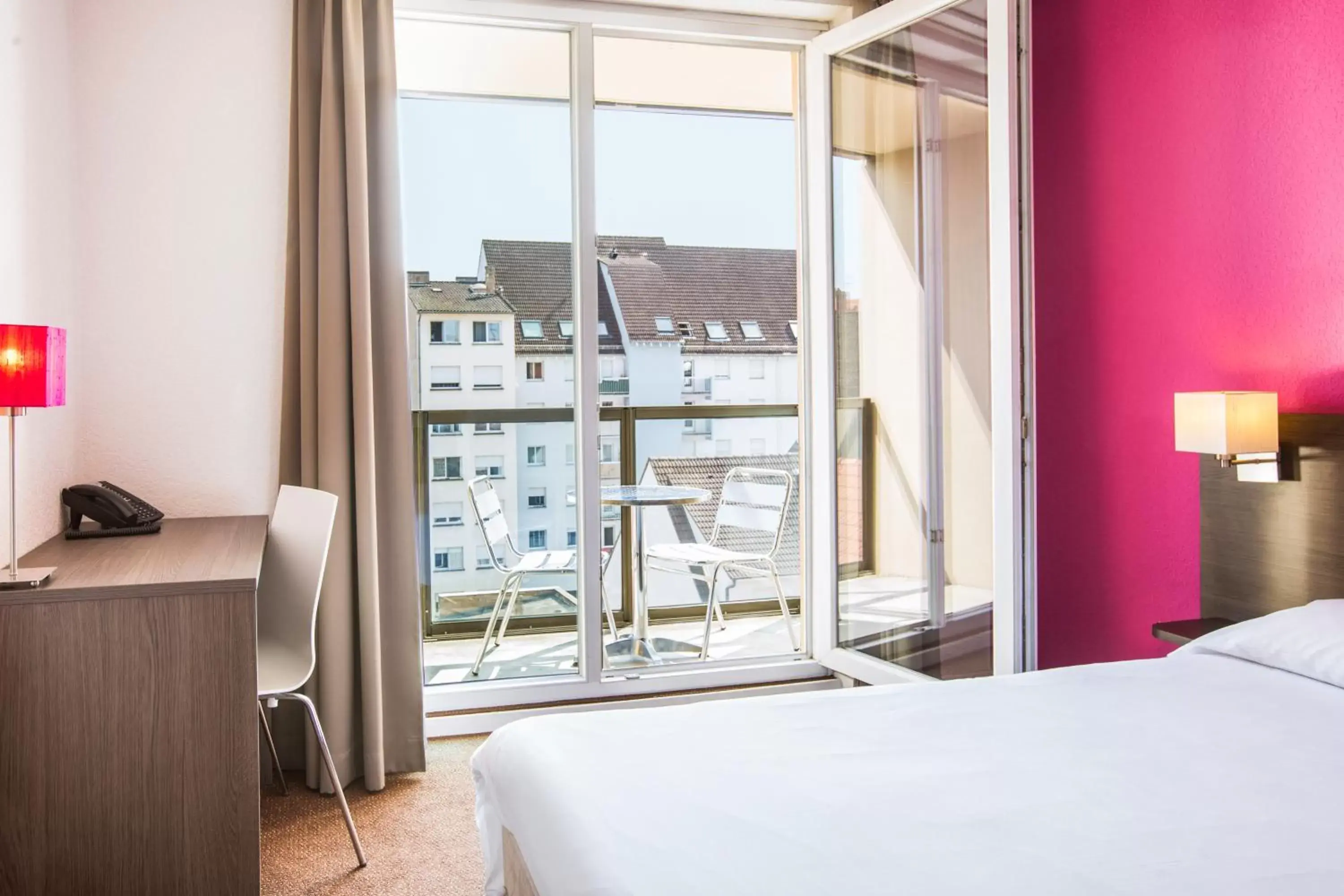 Balcony/Terrace, Bed in Aparthotel Adagio Access Strasbourg Petite France